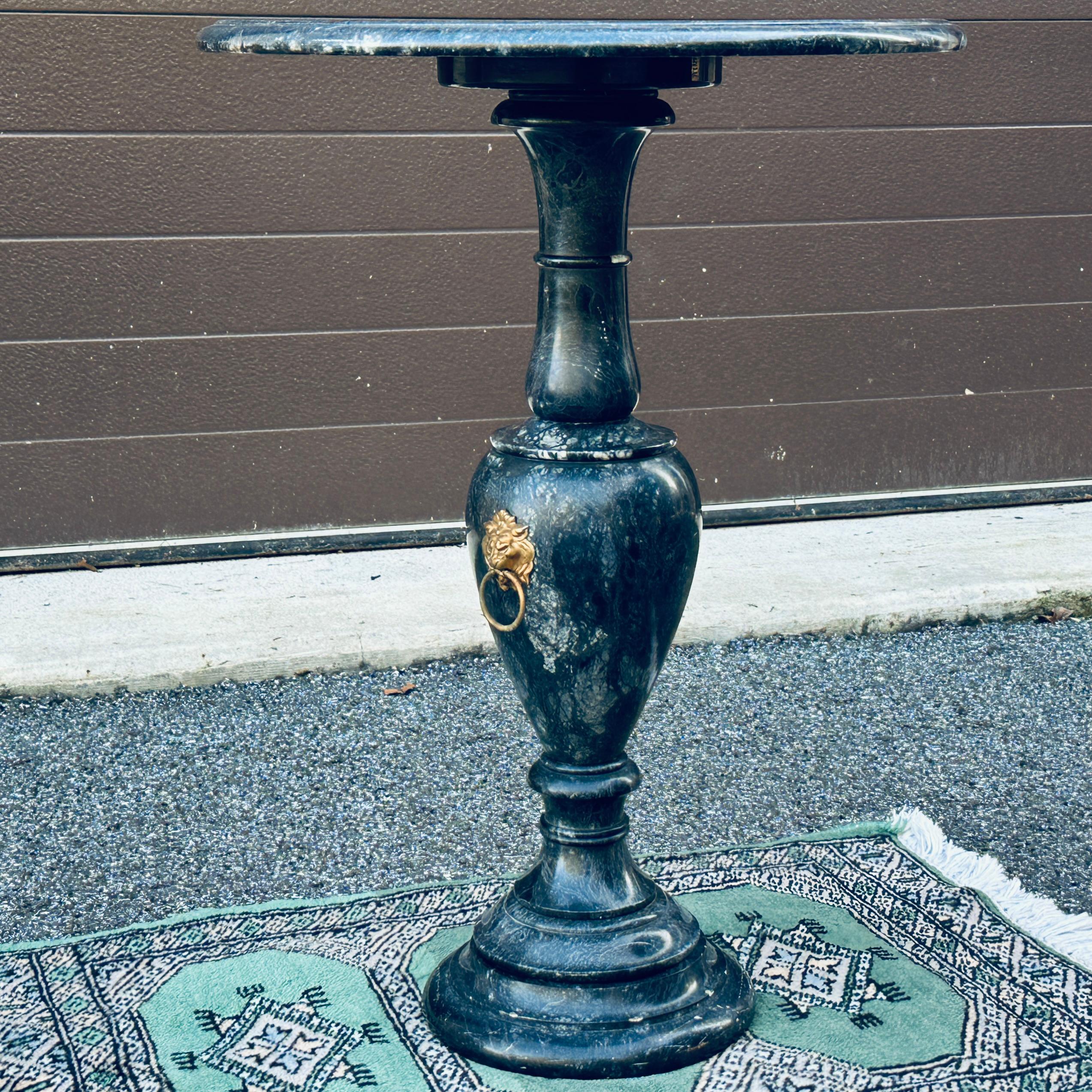 Laiton Table à boire ou Stand pour plantes en marbre italien du milieu du siècle avec quincaillerie Lion en laiton en vente