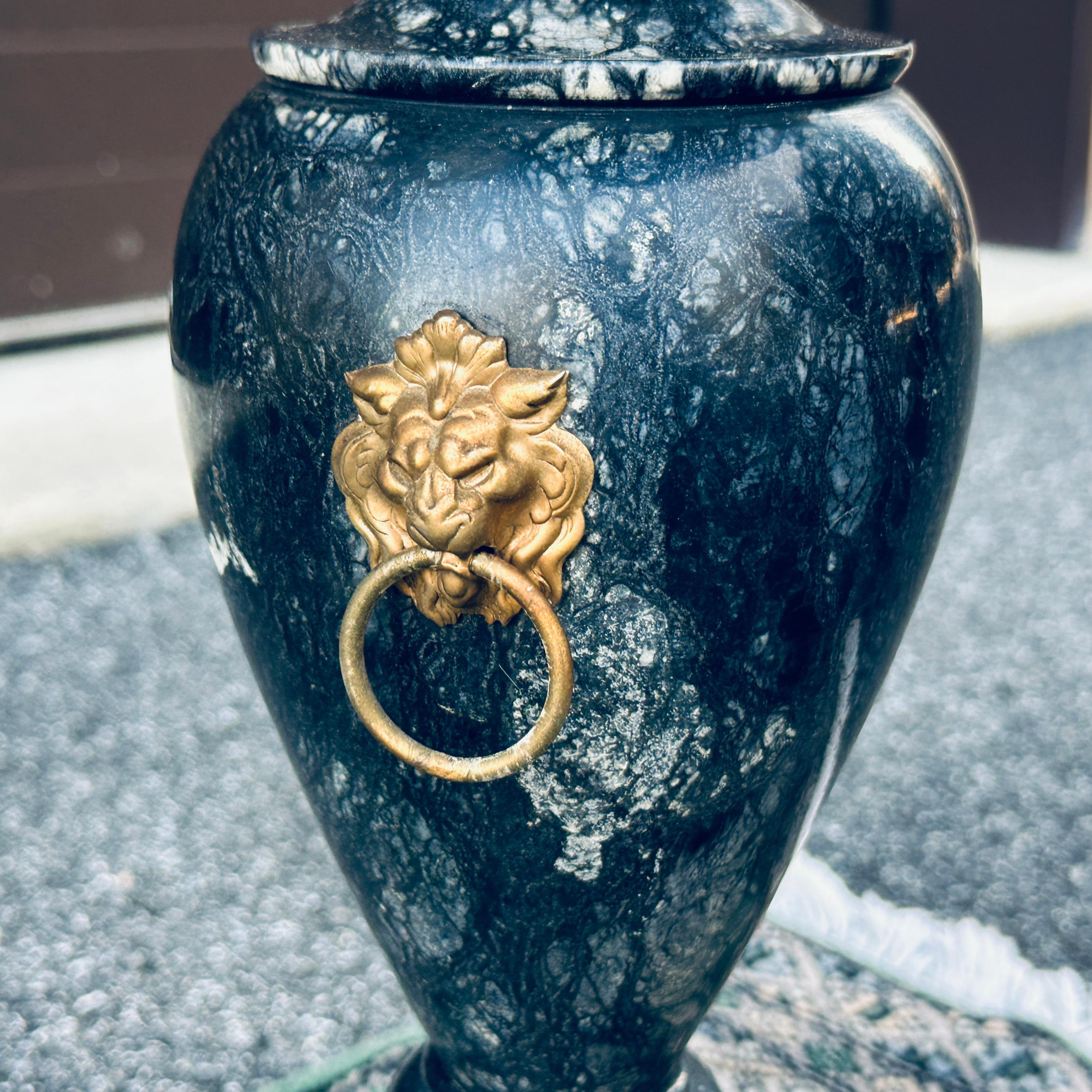 Table à boire ou Stand pour plantes en marbre italien du milieu du siècle avec quincaillerie Lion en laiton en vente 1