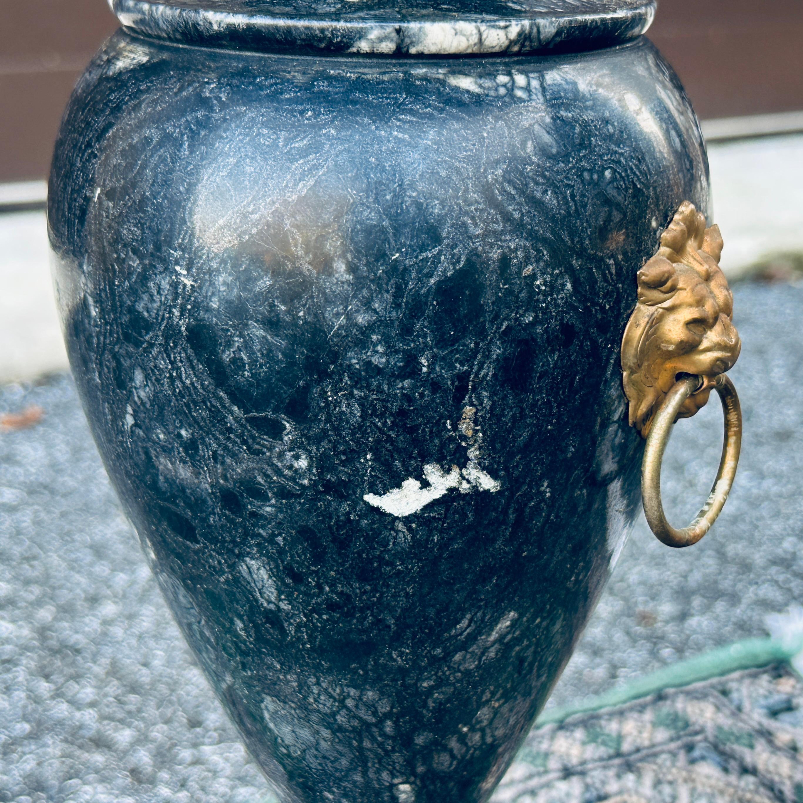 Table à boire ou Stand pour plantes en marbre italien du milieu du siècle avec quincaillerie Lion en laiton en vente 3