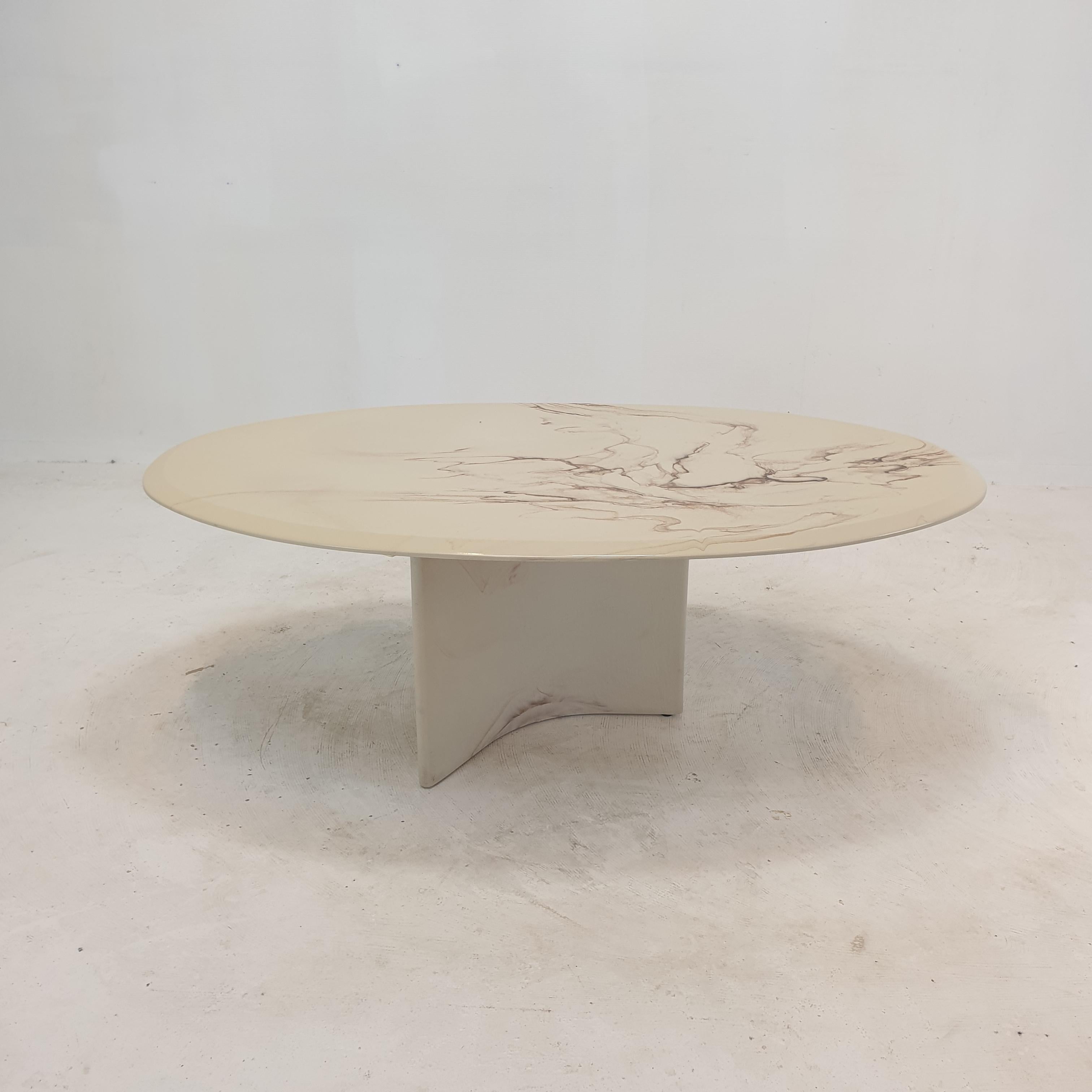 Very nice and rare Italian coffee table of the 1970s, Italy. 

It is made of Marmorino, traditional Venetian polished plaster that look like marble and also has the weight of a marble piece. 

A very nice plate with a very elegant base.

We