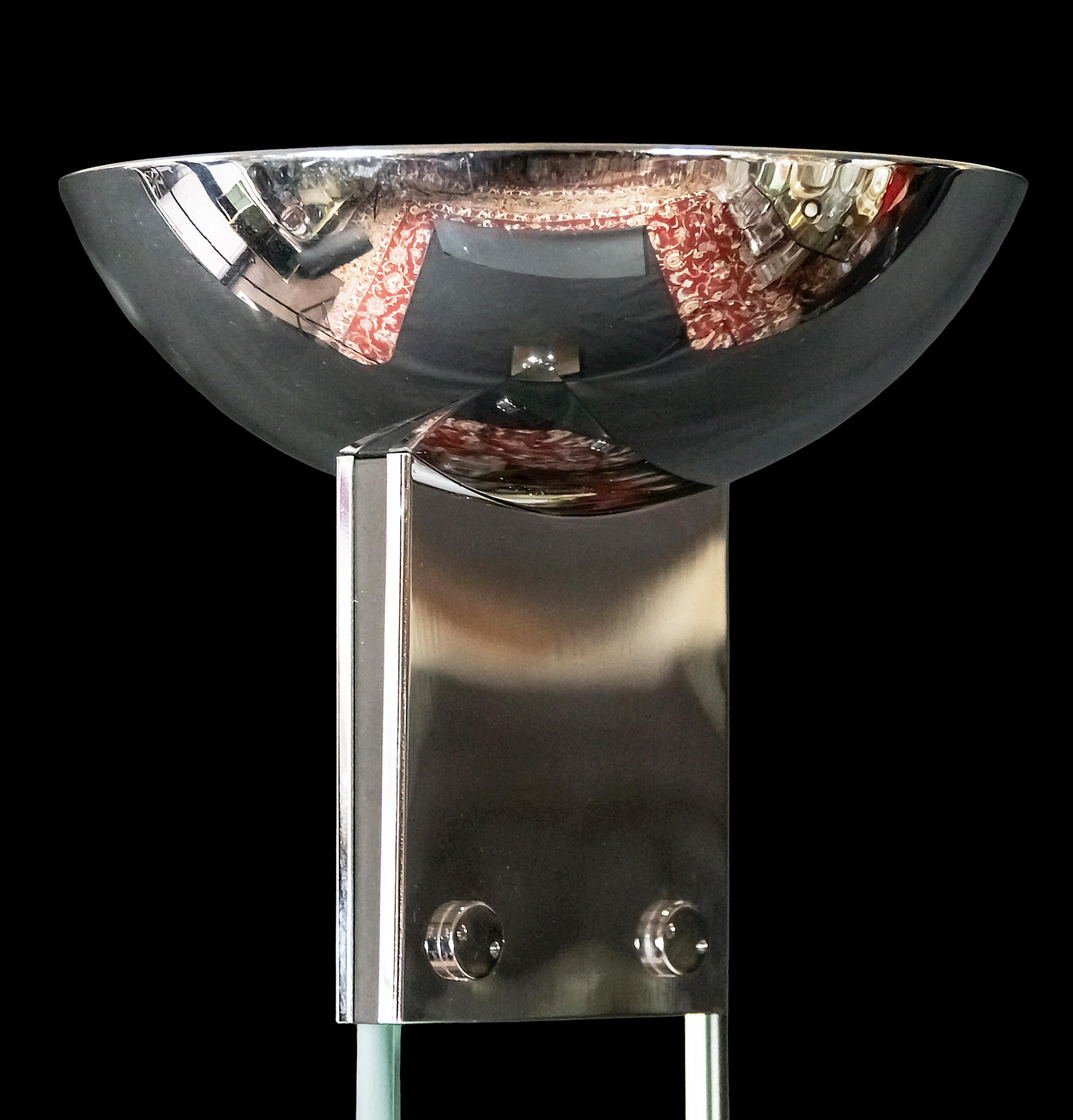 Lámpara de pie italiana vintage de cristal transparente y cromo, diseñada por el diseñador Max Baguara y fabricada por Lamperti en la década de 1970.
La pantalla interior está marcada con la etiqueta Lamperti Modello Laser.
Con regulador de