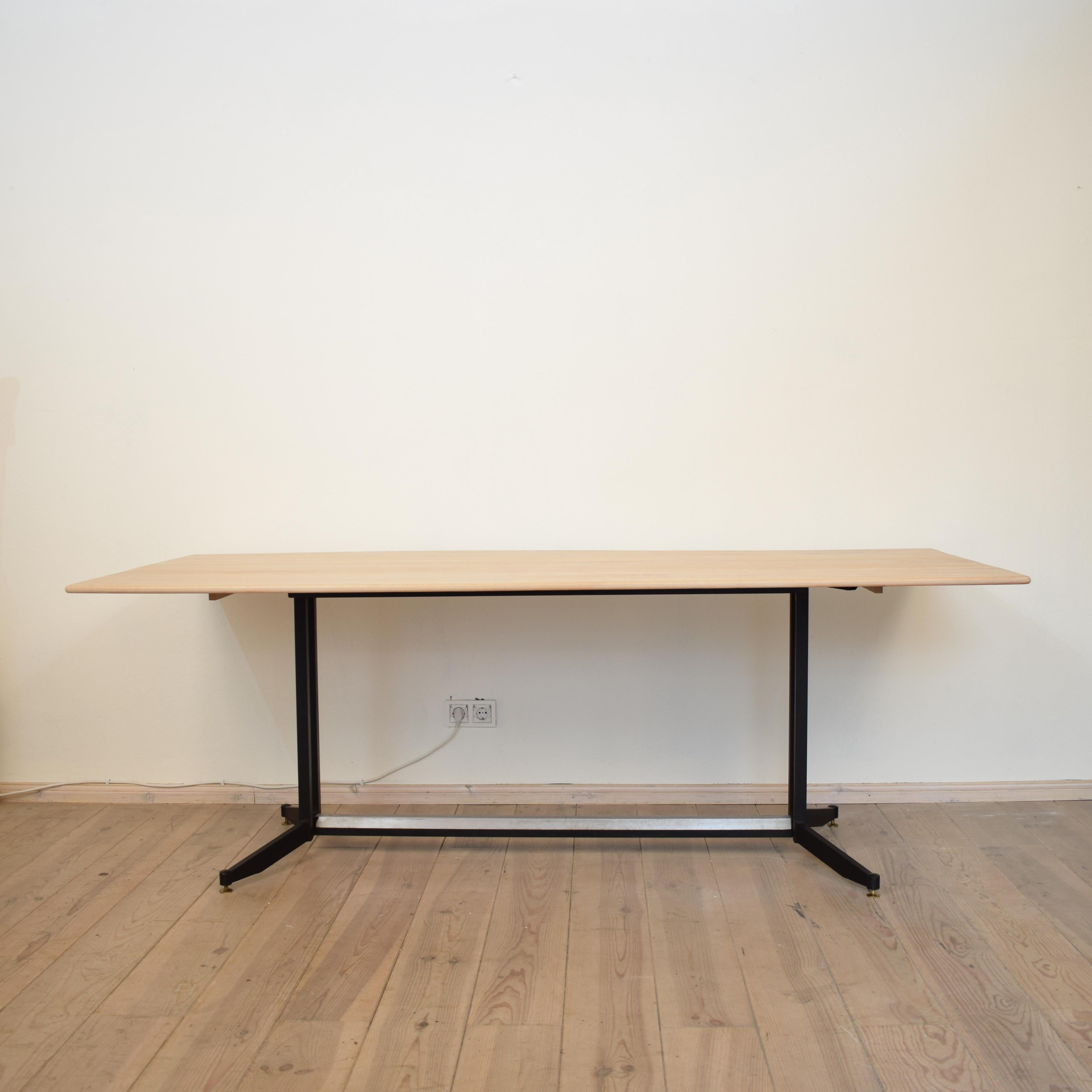 Midcentury Italian Black Lacquered Metal and Limed Elm Top Dining Table, 1950s In Good Condition For Sale In Berlin, DE