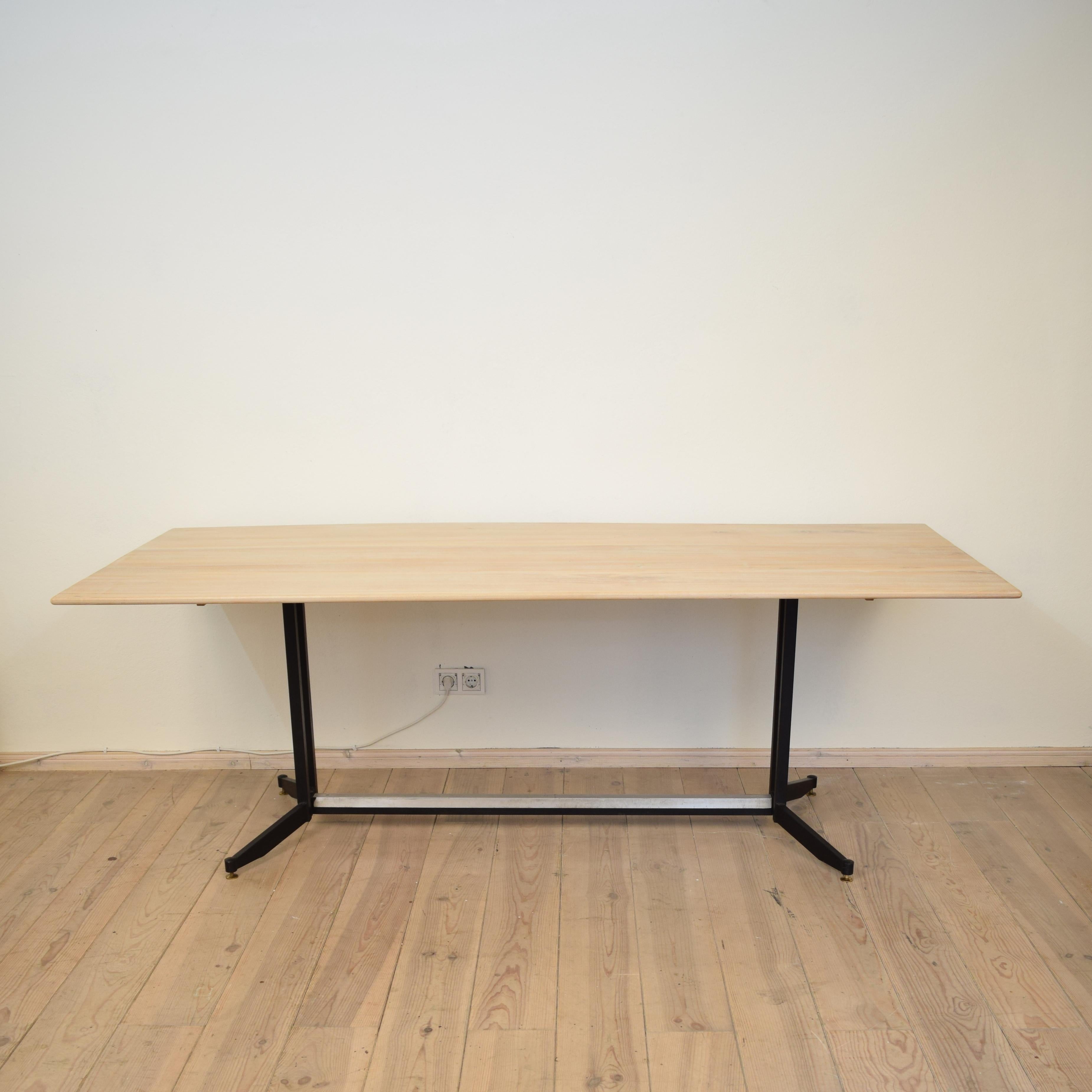 Mesa de comedor italiana de mediados de siglo de metal lacado en negro y tapa de olmo encalado, años 50 en Bueno estado para la venta en Berlin, DE
