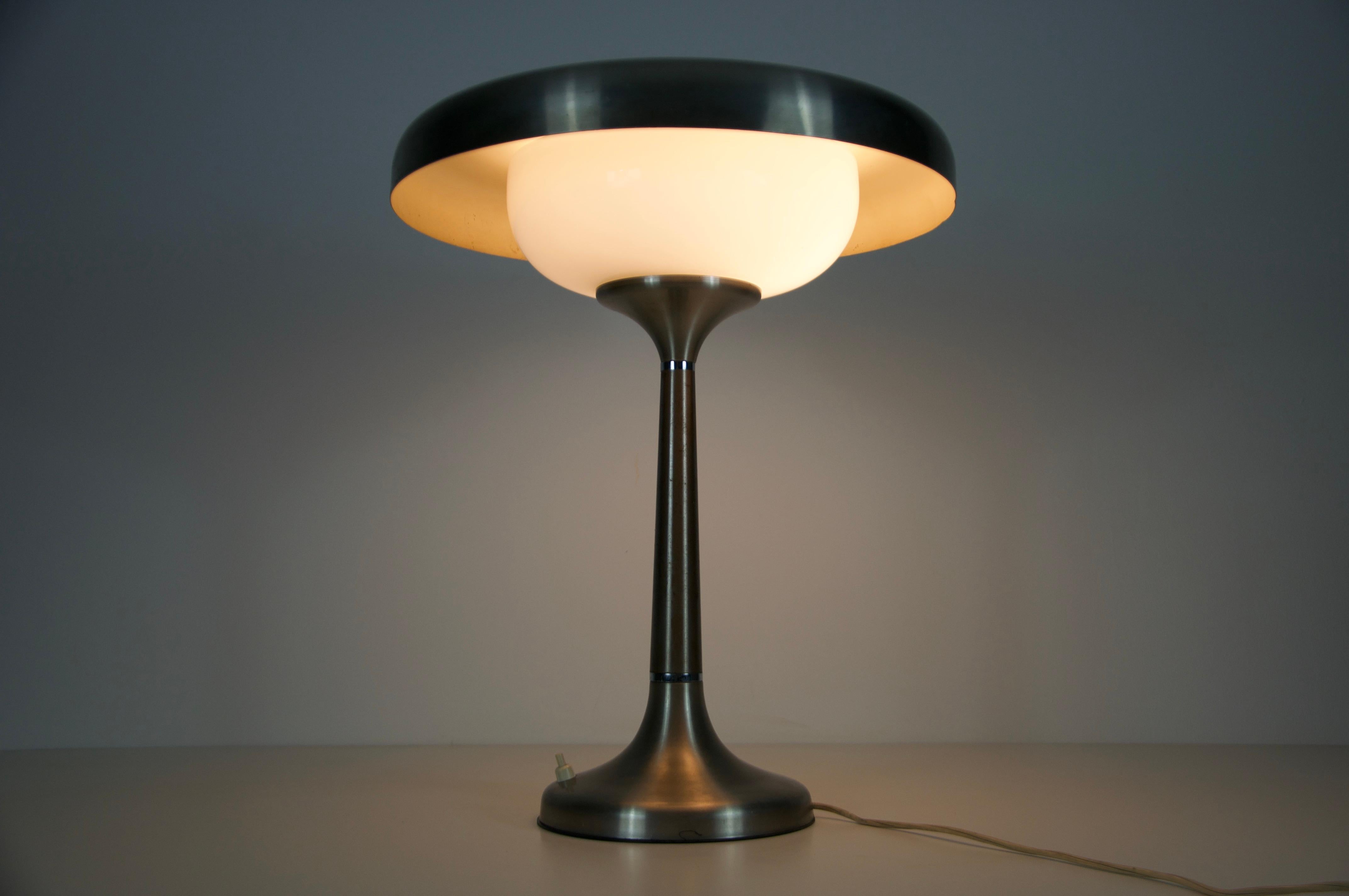 Lampe de table italienne du milieu du siècle en métal et verre, années 1960 en vente 4