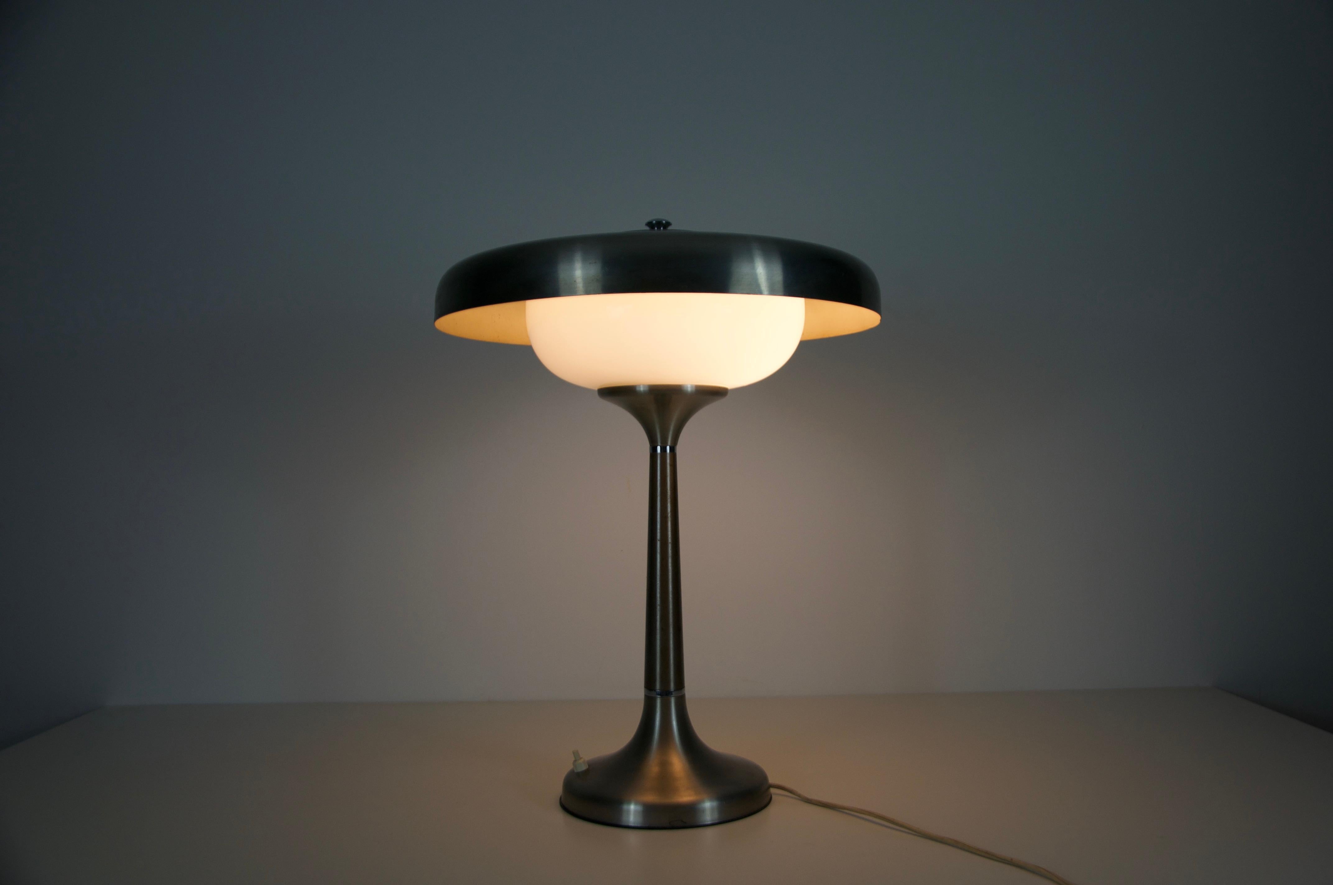 Lampe de table italienne du milieu du siècle en métal et verre, années 1960 en vente 5