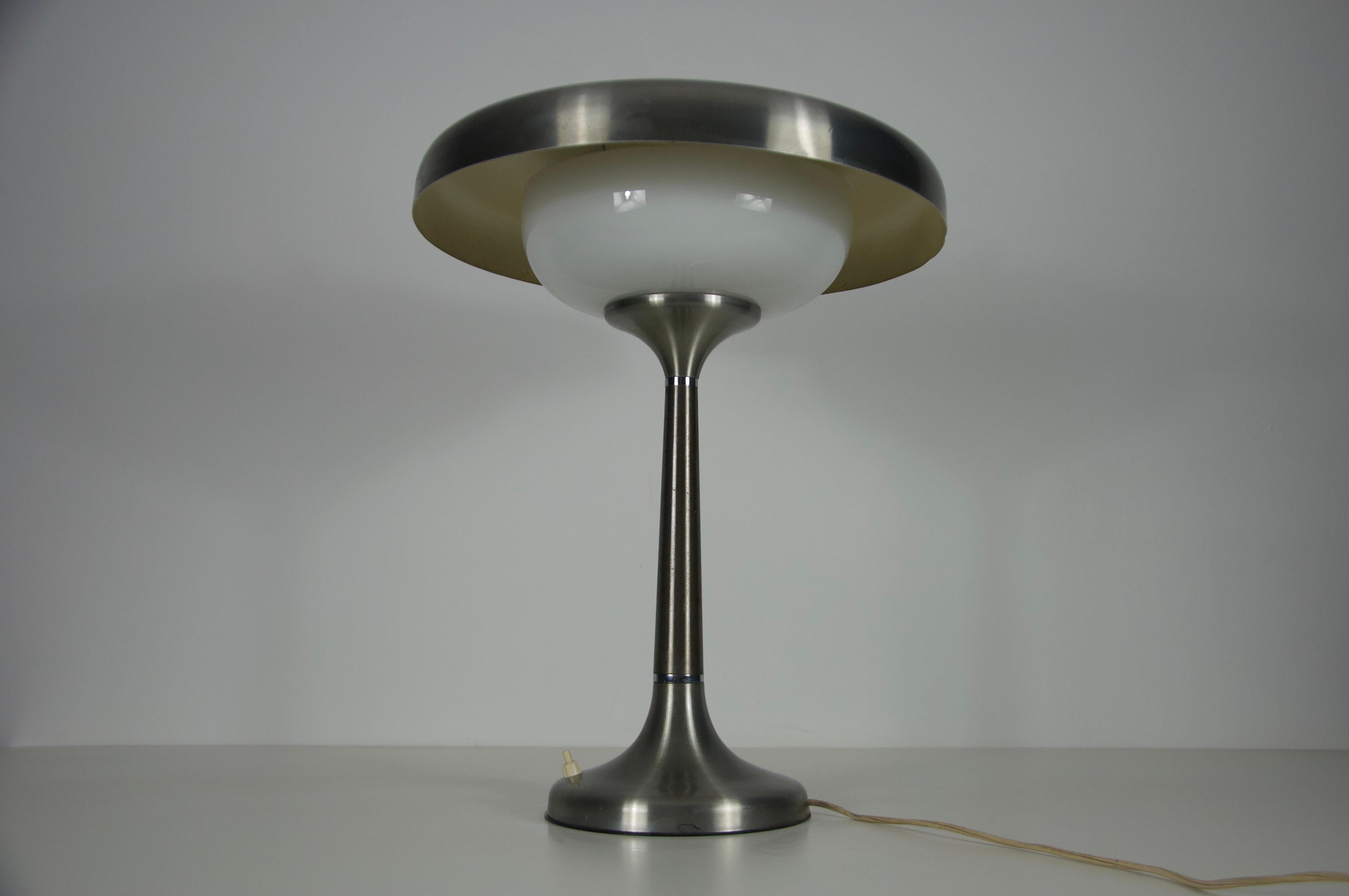 Lampe de table italienne du milieu du siècle en métal et verre, années 1960 Bon état - En vente à Hagenbach, DE