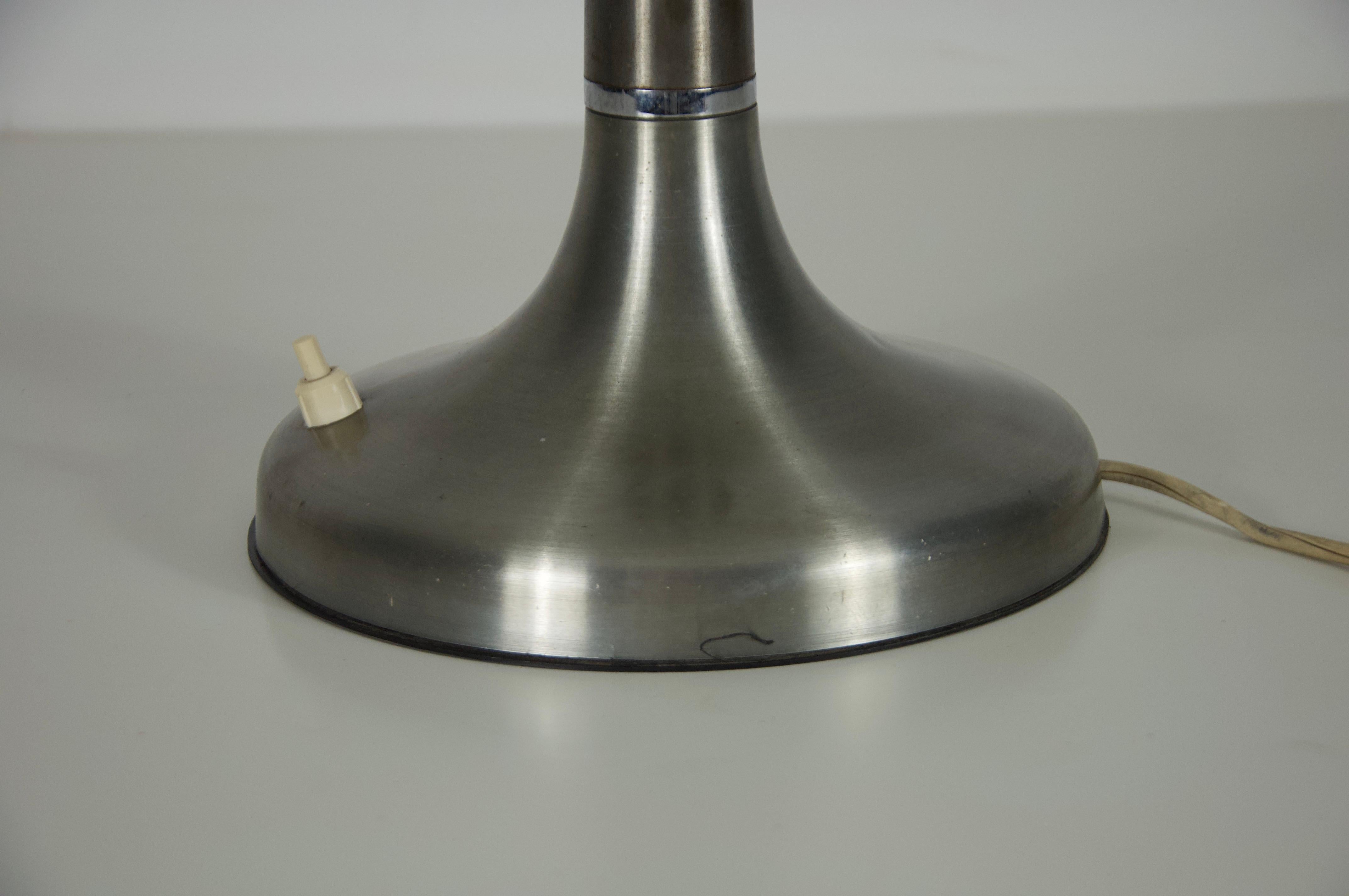Métal Lampe de table italienne du milieu du siècle en métal et verre, années 1960 en vente