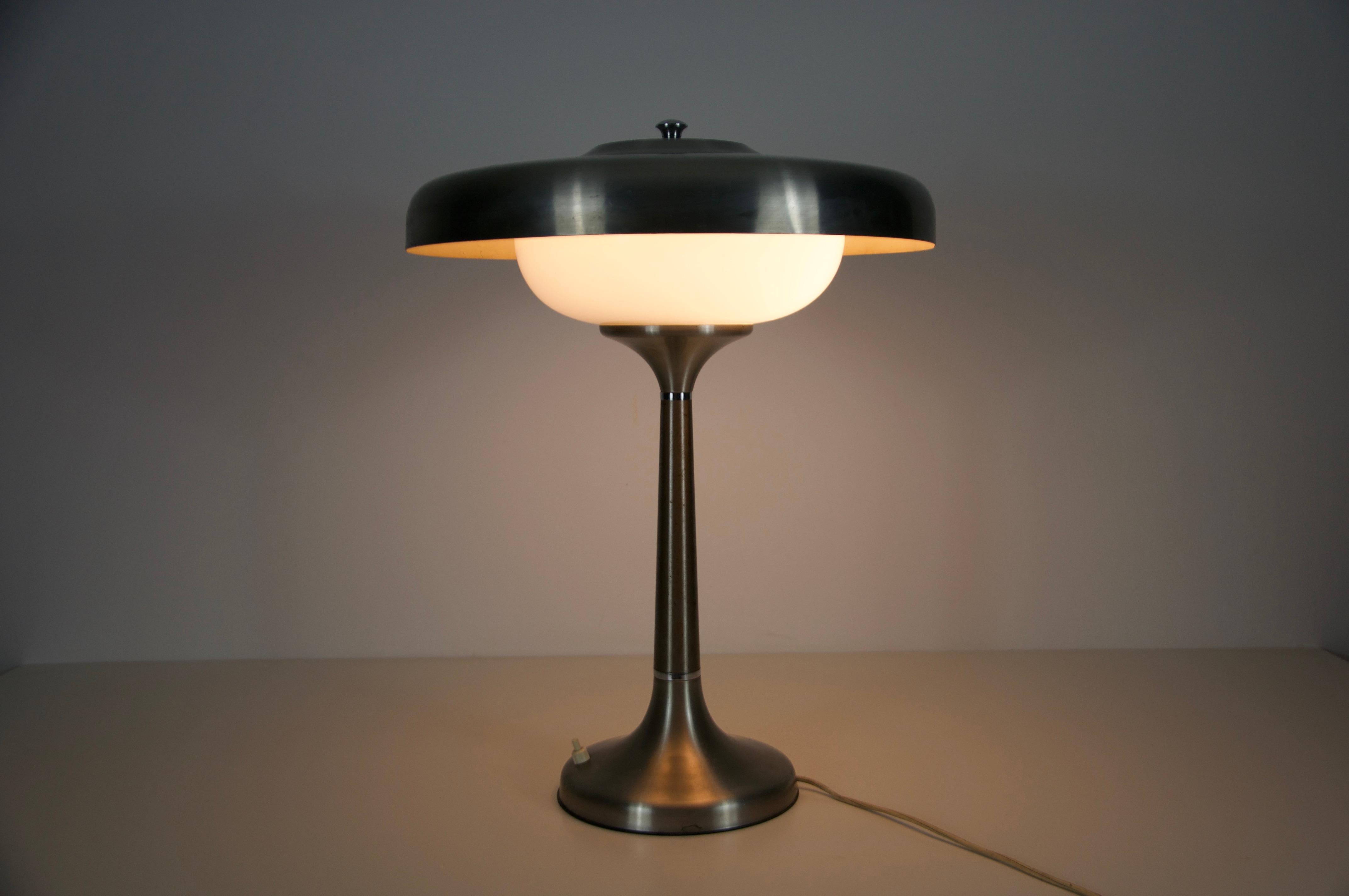 Lampe de table italienne du milieu du siècle en métal et verre, années 1960 en vente 1