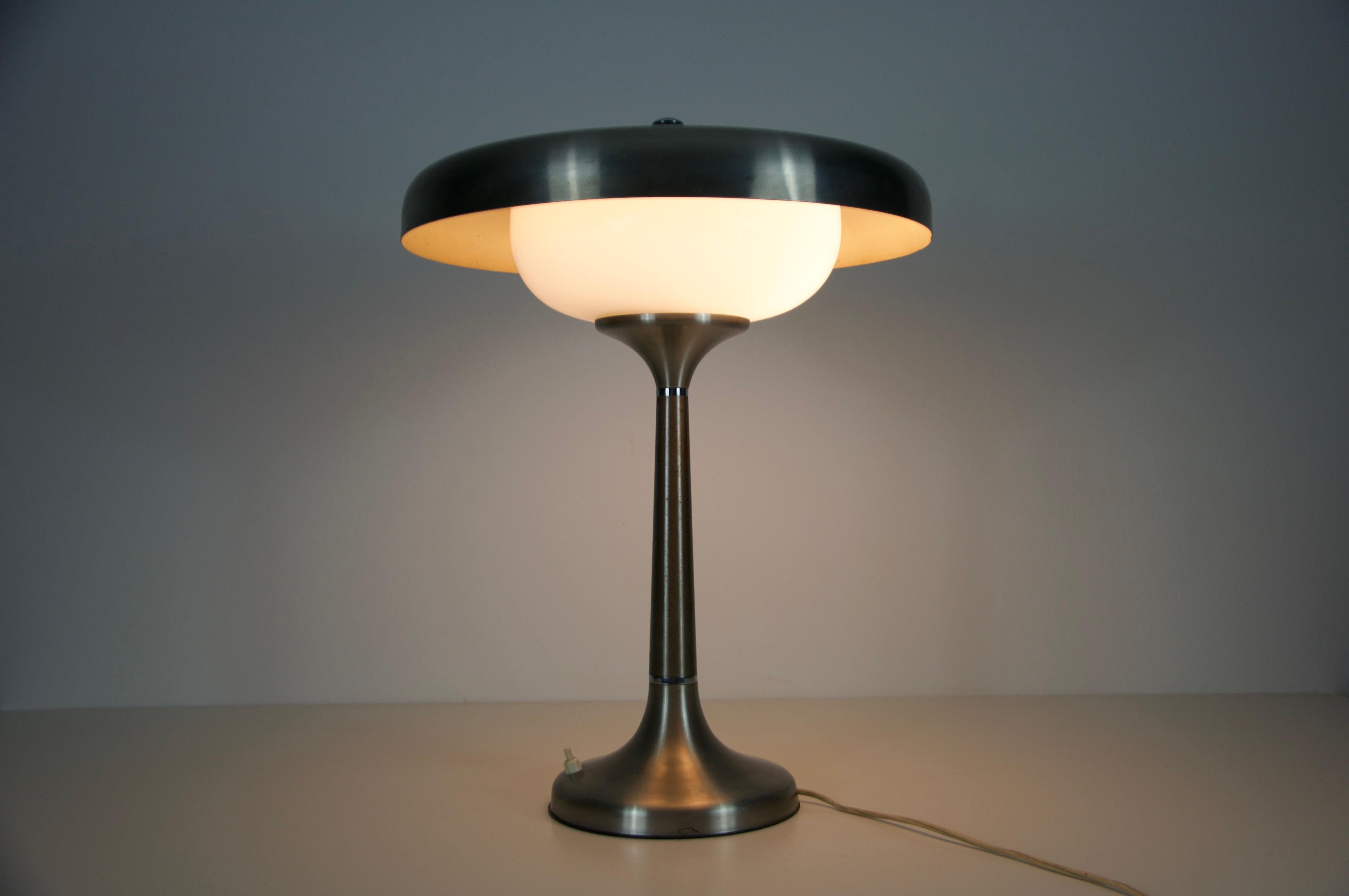 Lampe de table italienne du milieu du siècle en métal et verre, années 1960 en vente 2