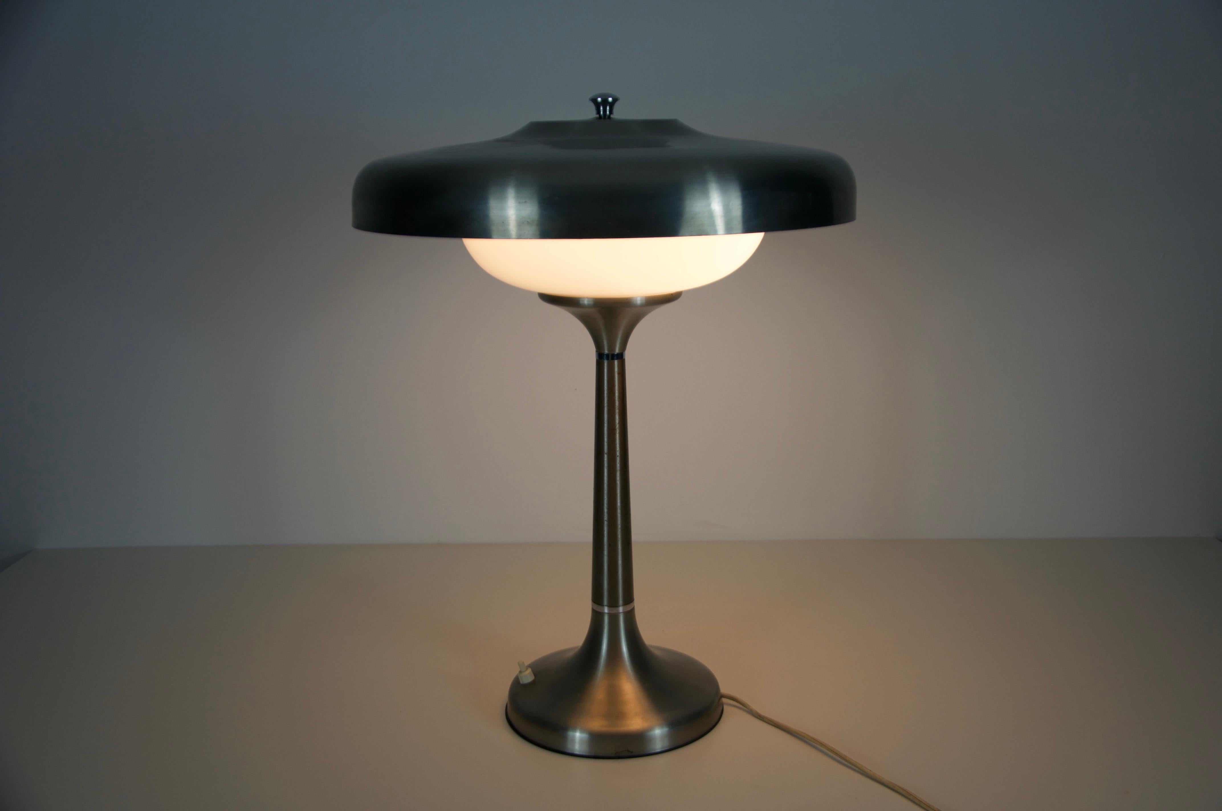 Lampe de table italienne du milieu du siècle en métal et verre, années 1960 en vente 3