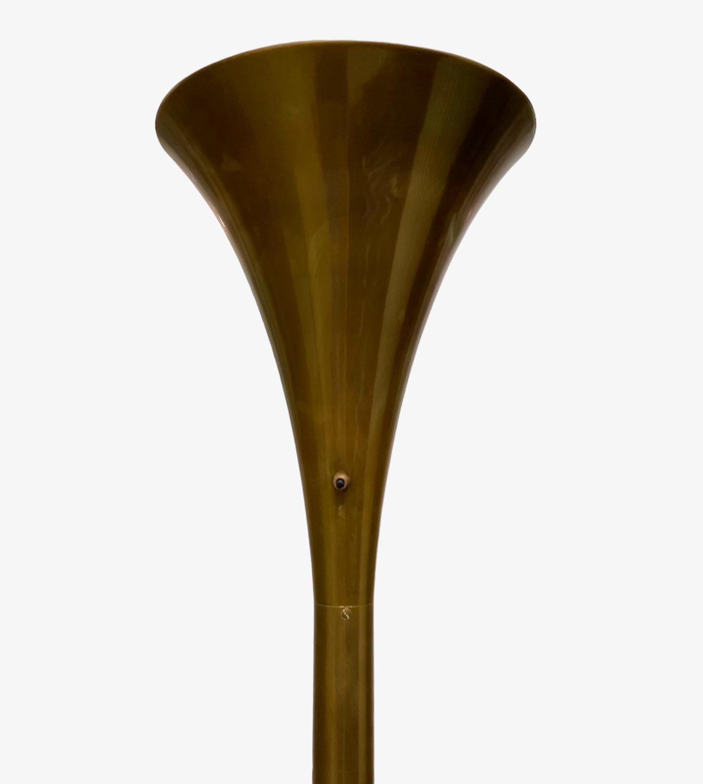 Elegant lampadaire en laiton de style italien du milieu du siècle. 