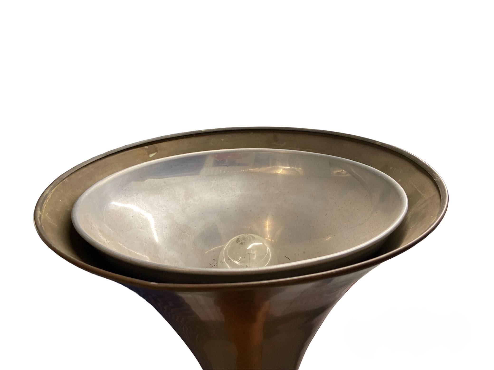 Métal Lampadaire en métal italien du milieu du siècle, Uplighter en vente