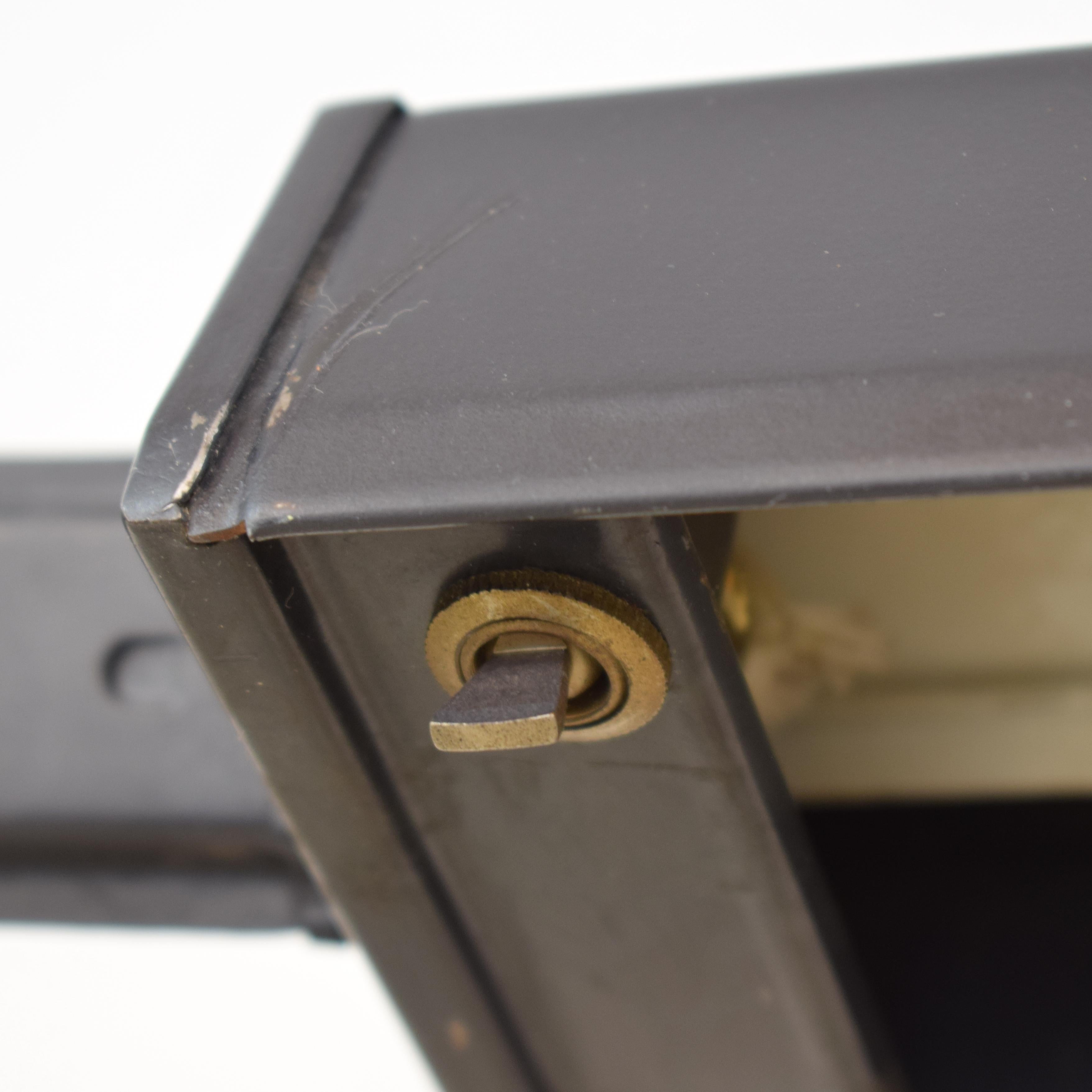Lampada da tavolo italiana di metà secolo in metallo laccato di BBPR della serie Olivetti Arco in vendita 2