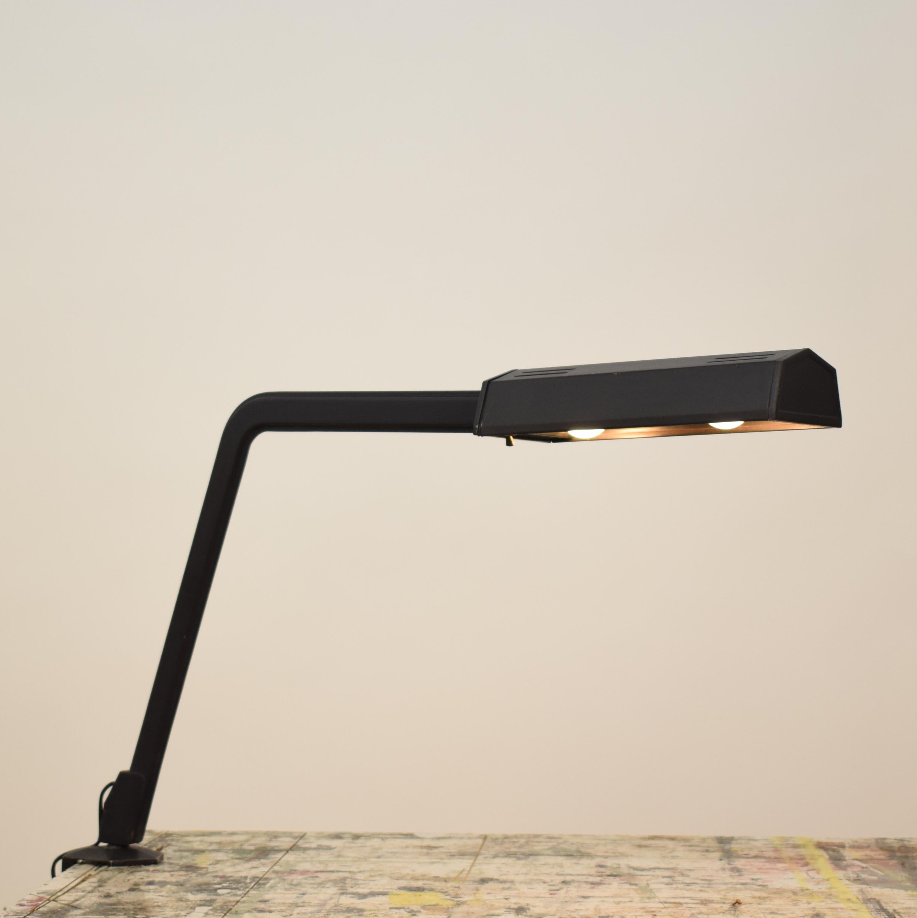Laccato Lampada da tavolo italiana di metà secolo in metallo laccato di BBPR della serie Olivetti Arco in vendita