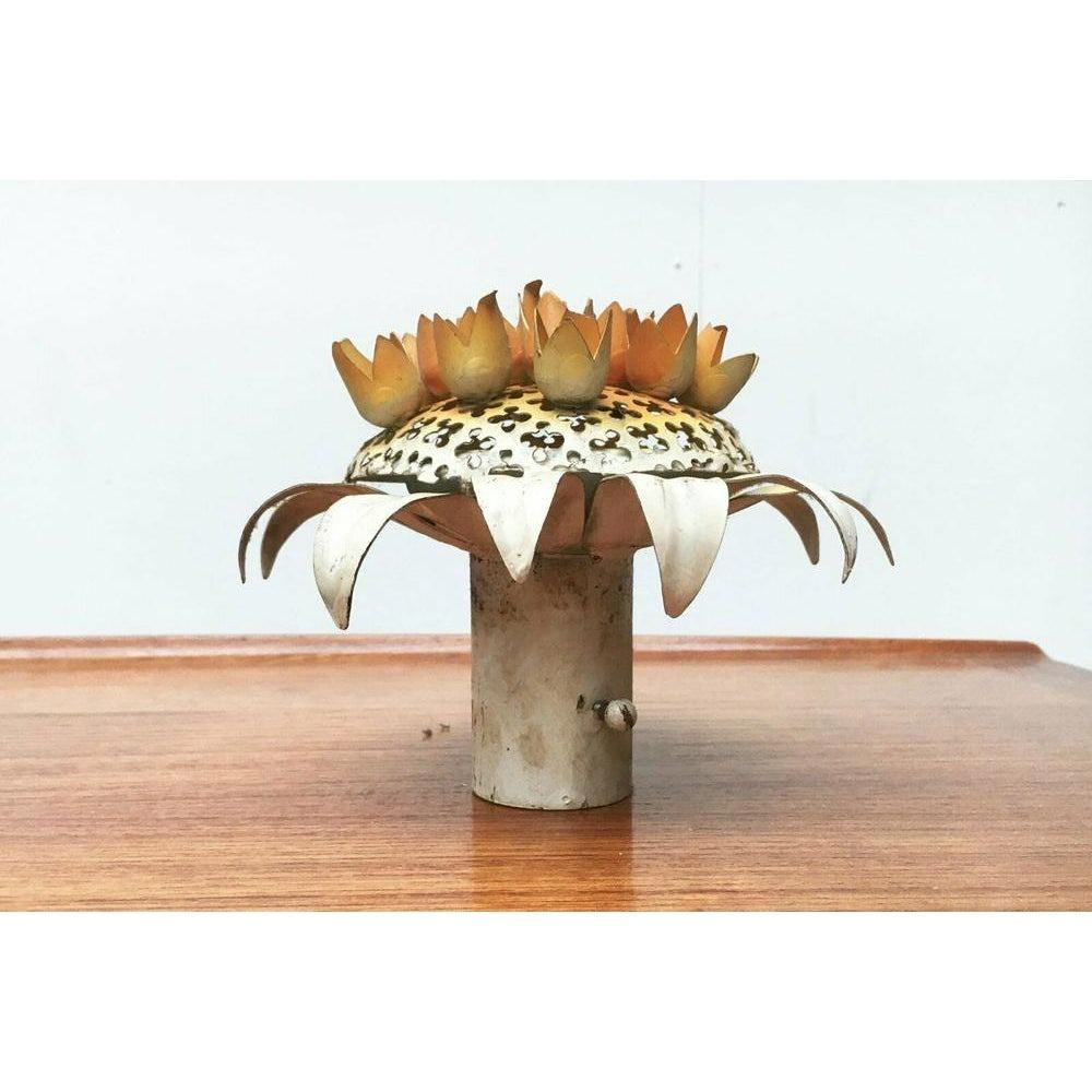 Lampada da parete a girasole in metallo della metà del secolo scorso, anni '60 in vendita 4