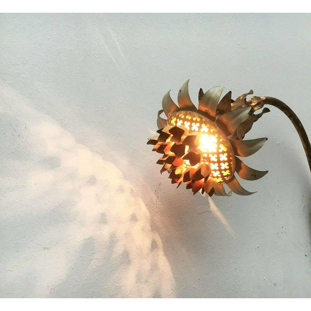 Imponente lampada da parete della metà del secolo scorso proveniente dall'Italia.

Rara lampada da parete con ornamenti floreali. La lampada è realizzata interamente in metallo. I dettagli elaborati di questo artigianato di alta qualità catturano