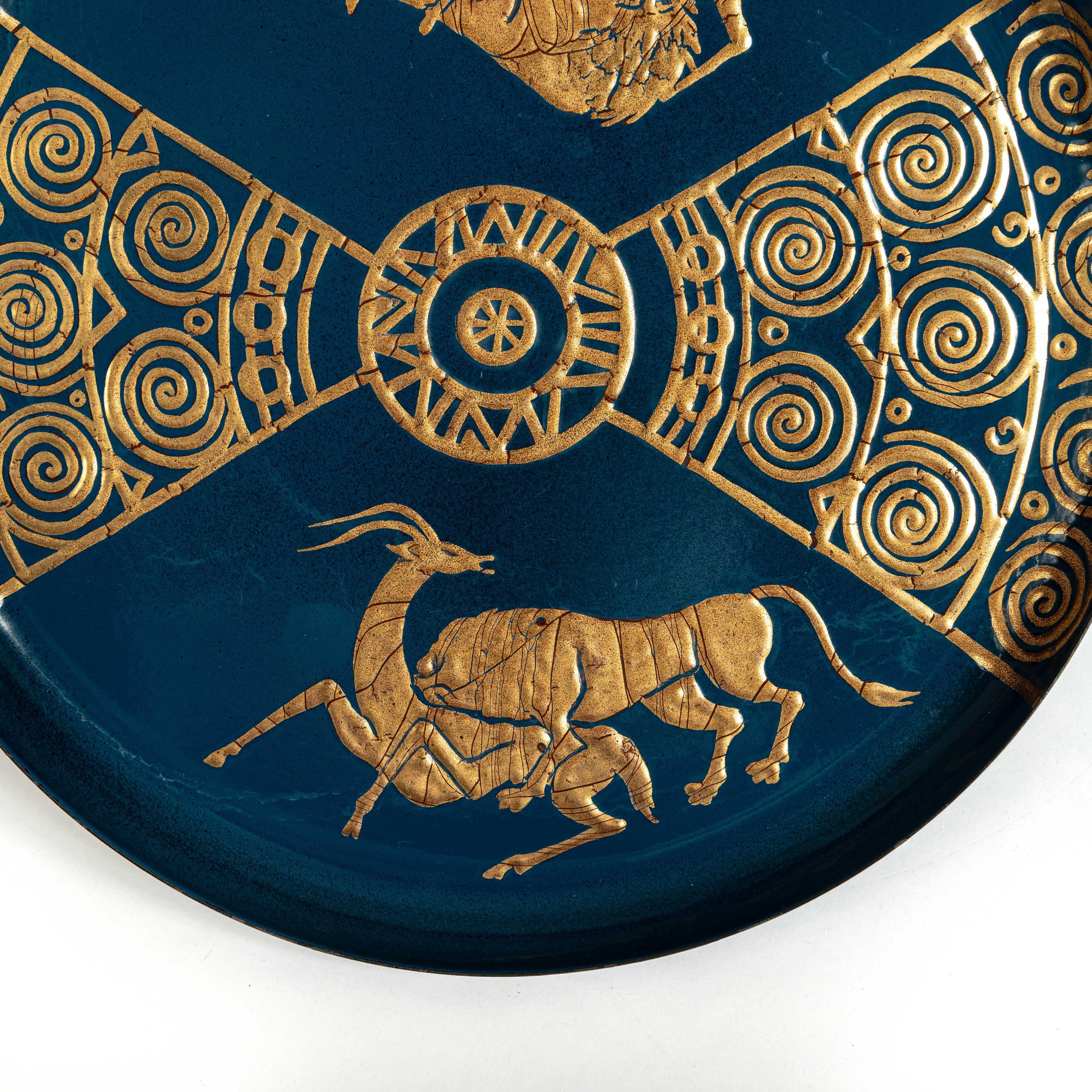 Italienisches Metalltablett aus der Jahrhundertmitte Türkisblaue Grundfarbe Vergoldete Ornamente 1950er Jahre (Moderne der Mitte des Jahrhunderts) im Angebot