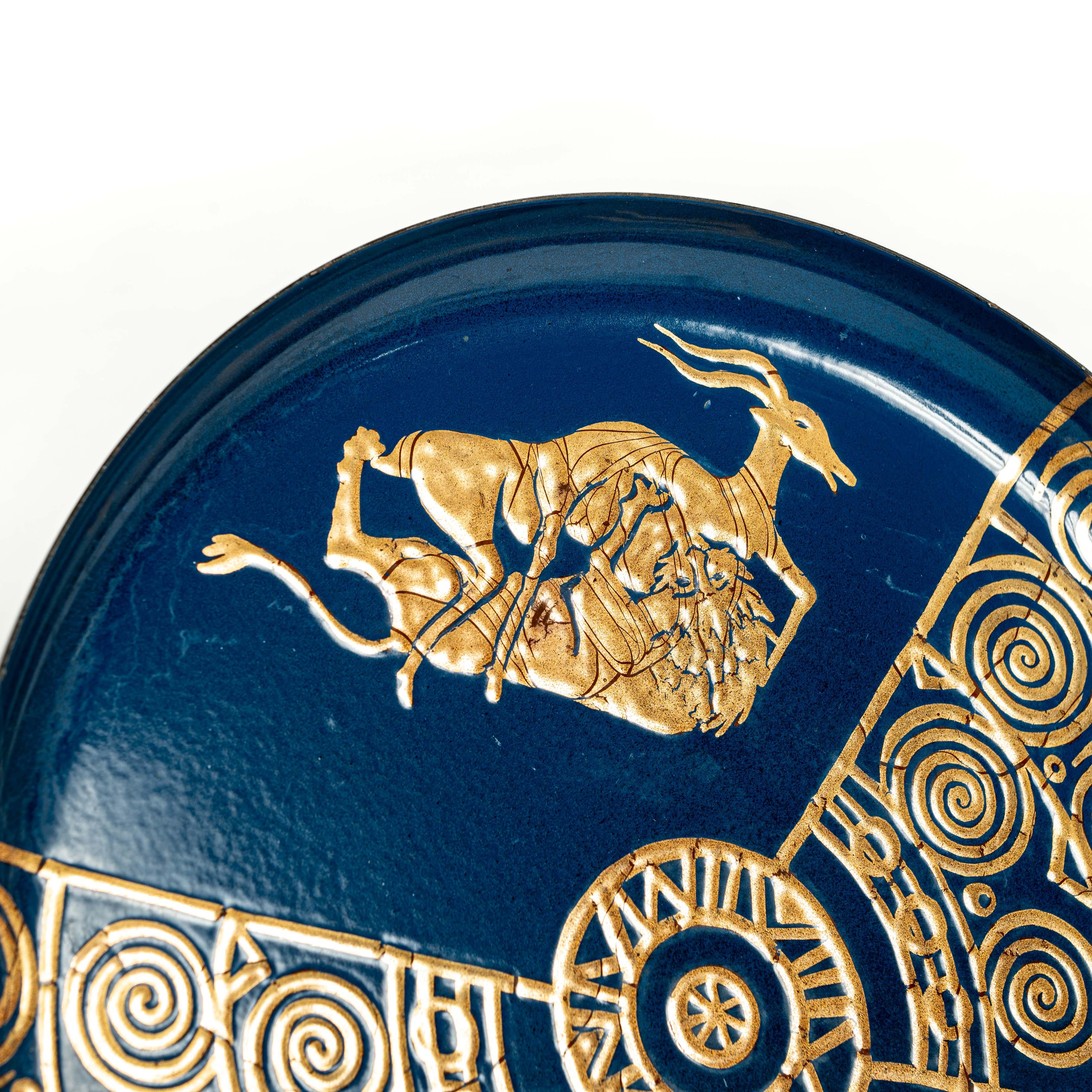 Bandeja de metal italiana de mediados de siglo Base de color azul turquesa Adornos dorados Años 50 Italiano en venta