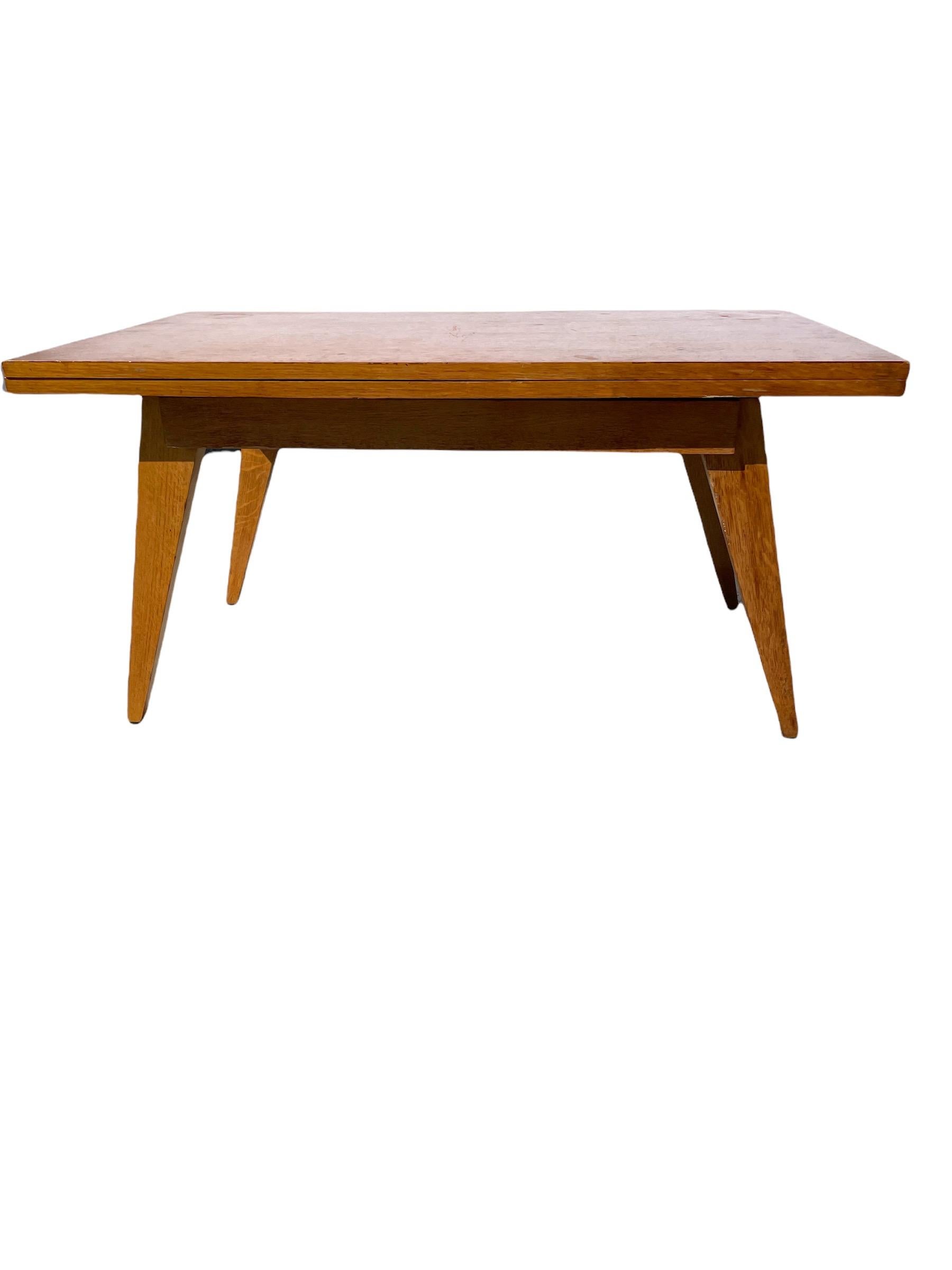 Coffee table in varnished solid wood made in Italy in the 1960s. With a modern design thanks to the legs in equaires. This so-called metamorphic table, transformed by an ingenious system into a dining table that can accommodate up to eight guests.