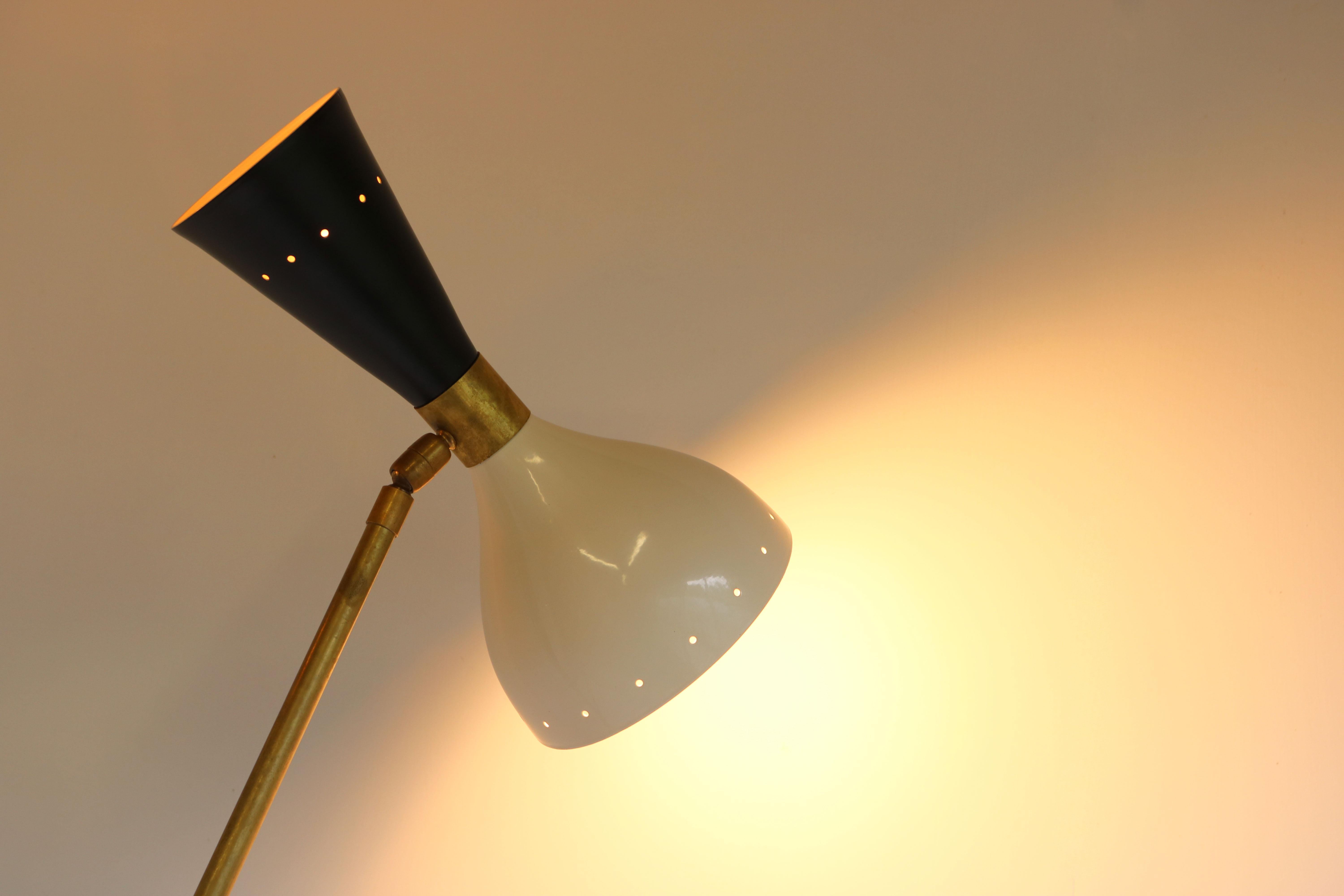 Minimalist Italian design floor lamps in the style of Stilnovo with black & white shades Mid-Century Design 1950.
The shades can be adjusted to your desired angle, this makes the floor lamp very practical !
Each floor lamp has 6 light sockets, 3