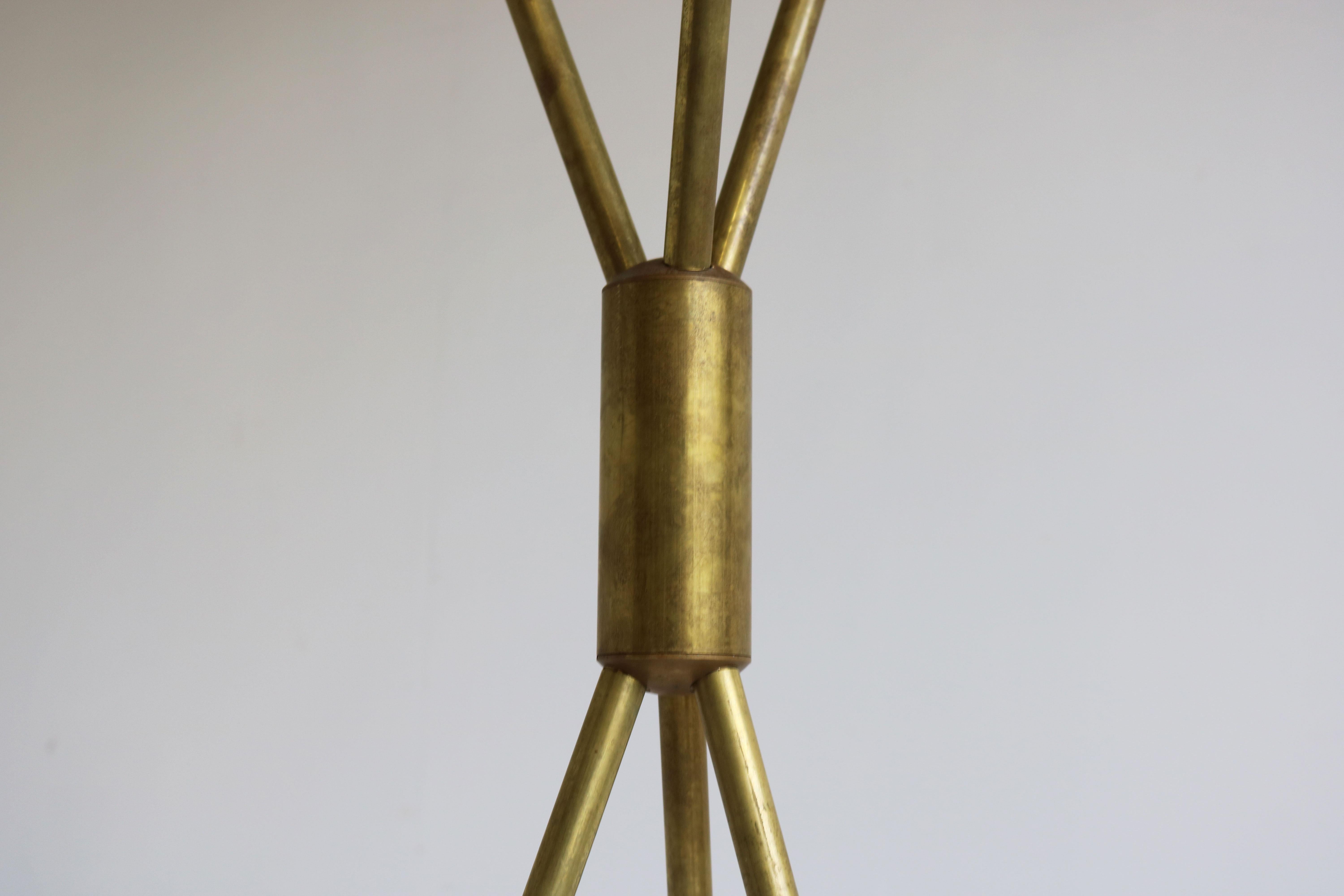 Mid-Century Italian Minimalist Design Floor Lamp Brass 1950 Black White Tripod In Good Condition For Sale In Ijzendijke, NL
