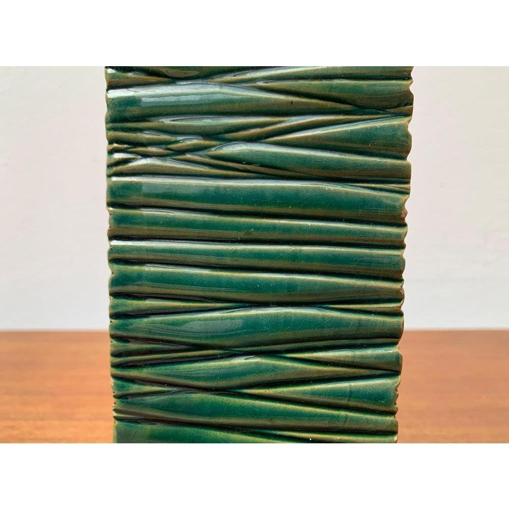Italienische minimalistische Blockvase von Bitossi aus der Jahrhundertmitte, 1960er Jahre, in sehr gutem Zustand. Entworfen 1960 bis 1969 Dieses Stück hat eine Zuordnungsmarke.

Zusätzliche Informationen:
MATERIAL: Keramik
Farbe: Grün
Stile: Moderne