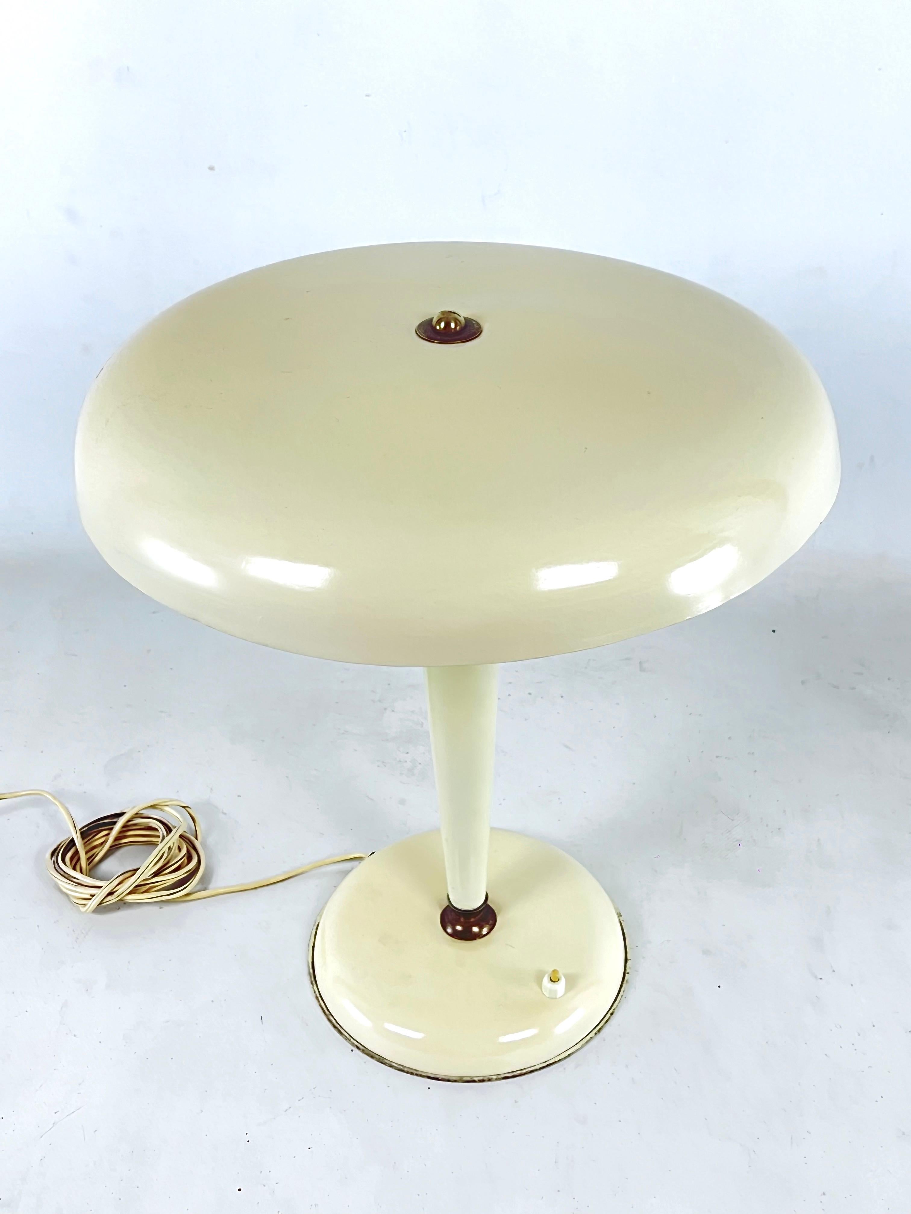 Midcentury Italian Ministerial Desk Lamp in Brass and Ivory Lacquer, Italy, 1950 In Good Condition For Sale In Catania, CT