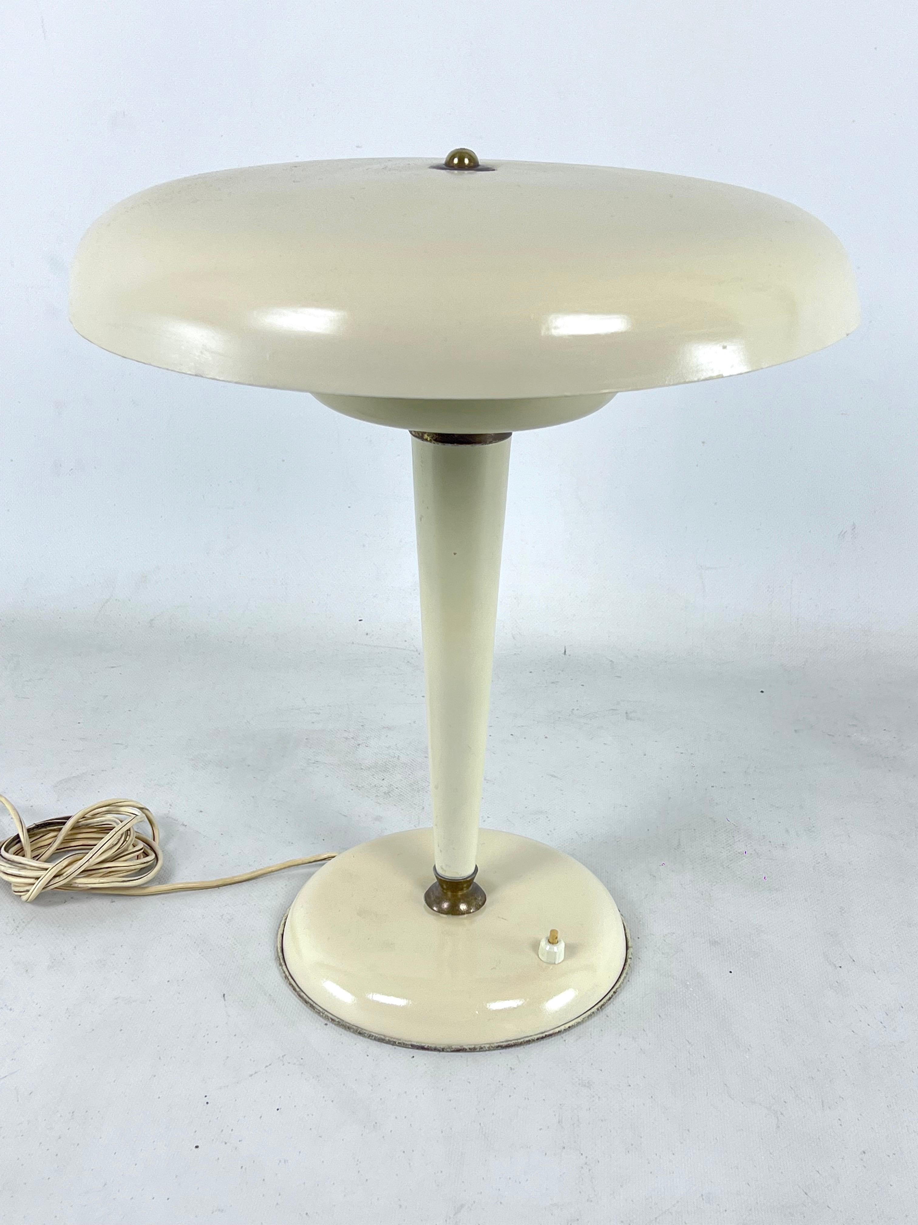 20ième siècle Lampe de bureau ministérielle italienne du milieu du siècle dernier en laiton et laque ivoire, Italie, 1950 en vente