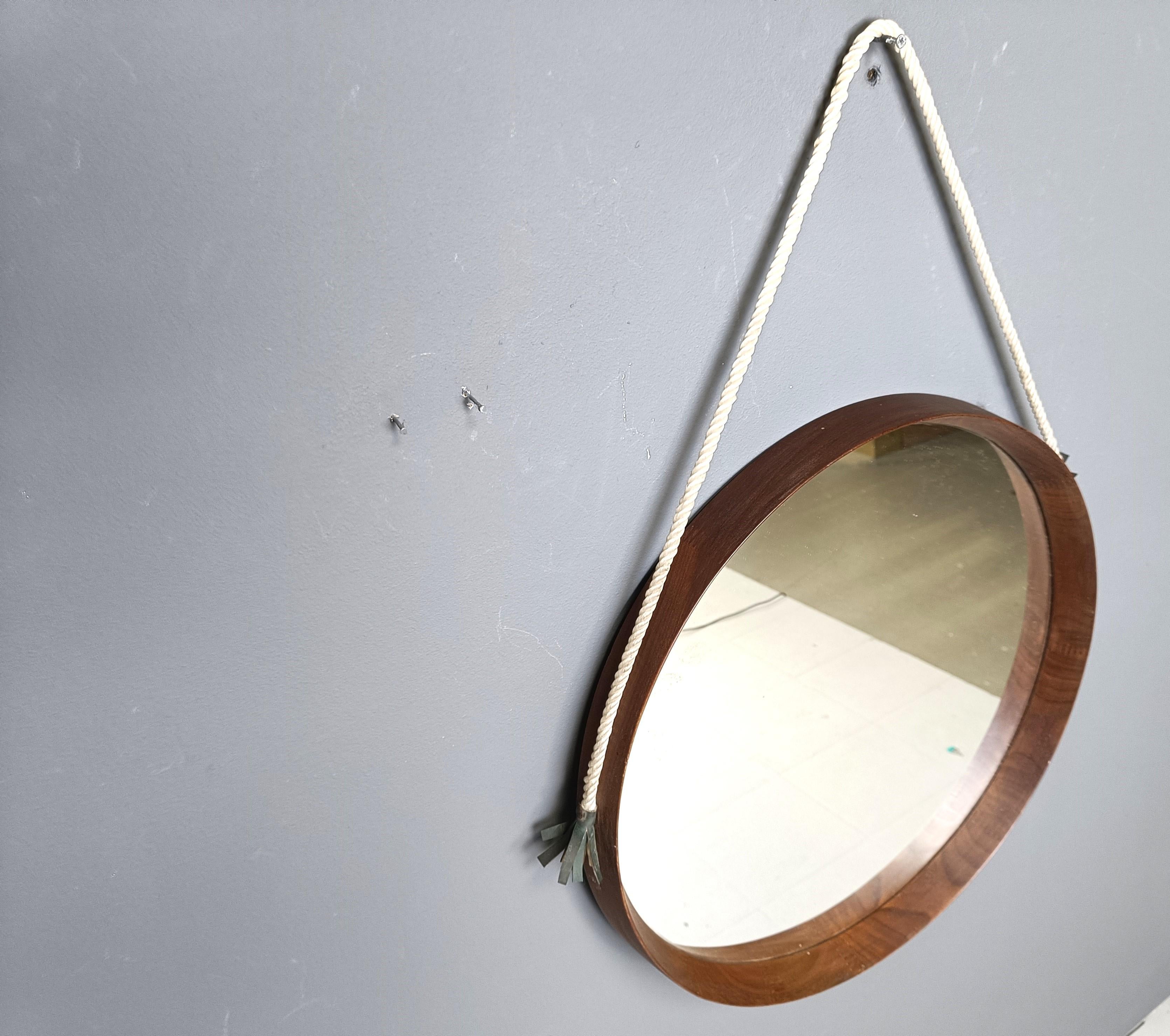 Squisito specchio da parete in teak finemente lavorato, proveniente dall'Italia degli anni '60.

Qualità pura e design senza tempo.

Viene fornito con il suo cavo di sospensione originale.

Buono  condizione.

Dimensioni:
Diametro: 52 cm

Rif.: