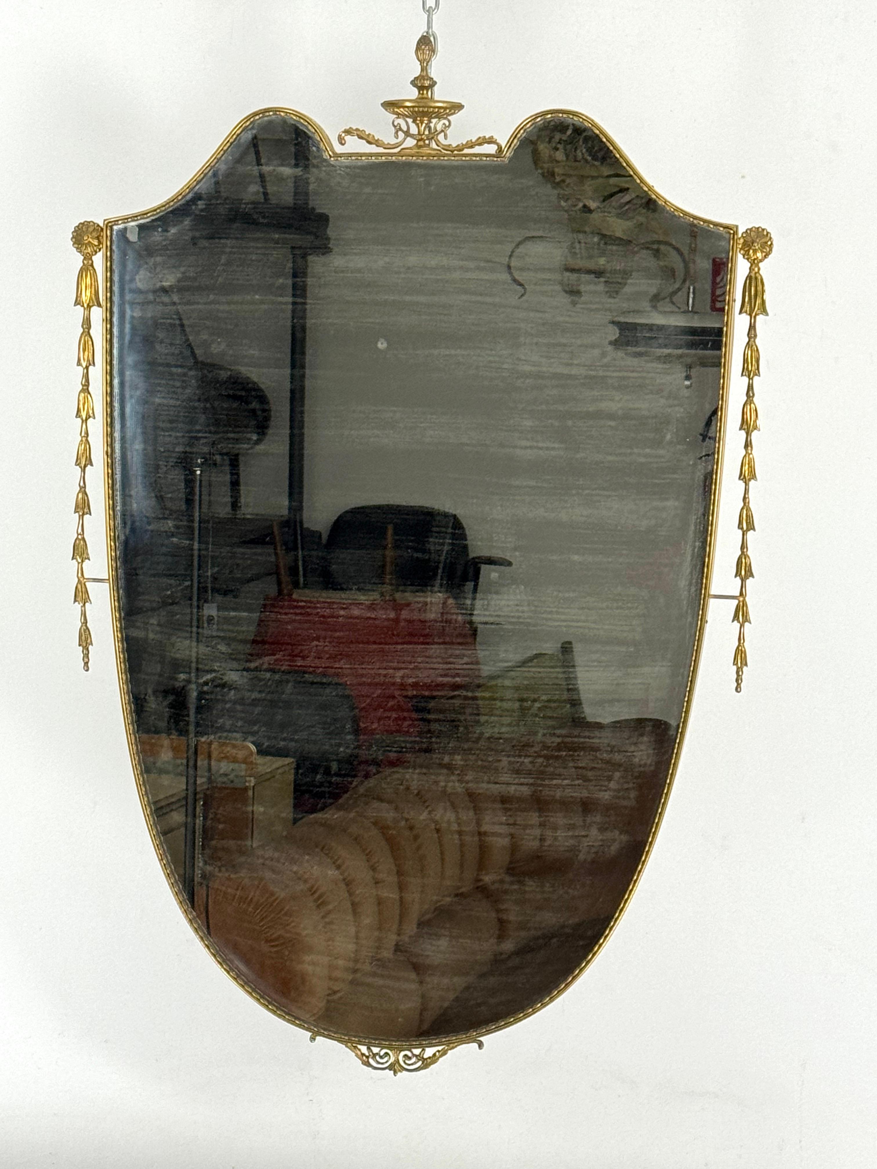 Guter Vintage-Zustand mit normalen Alters- und Gebrauchsspuren für diesen Vintage-Spiegel aus Messing. Produziert in Italien in den 50er Jahren
