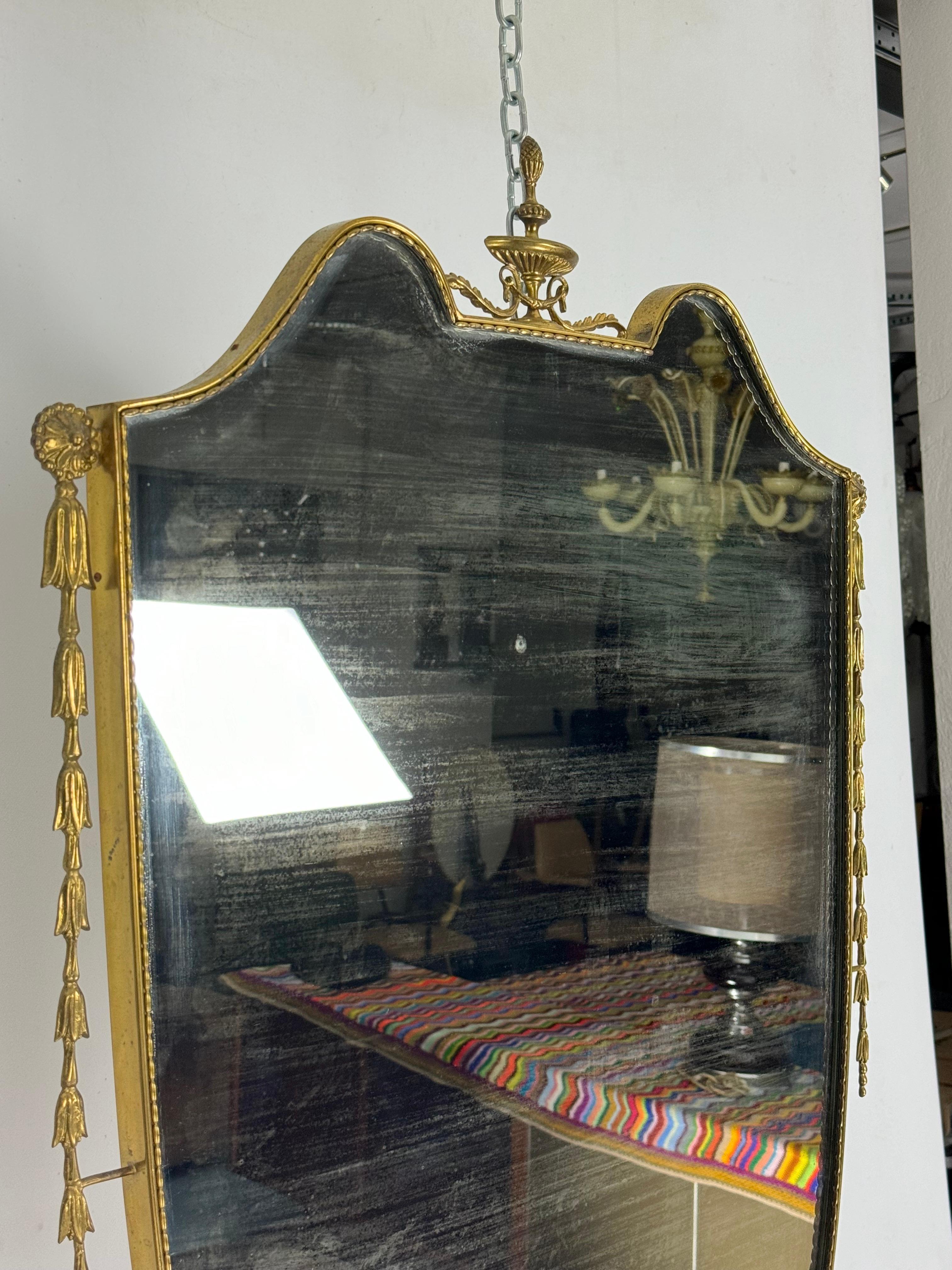 Italienischer Spiegel aus der Mitte des Jahrhunderts aus Messing. Italien 1950er Jahre (20. Jahrhundert) im Angebot