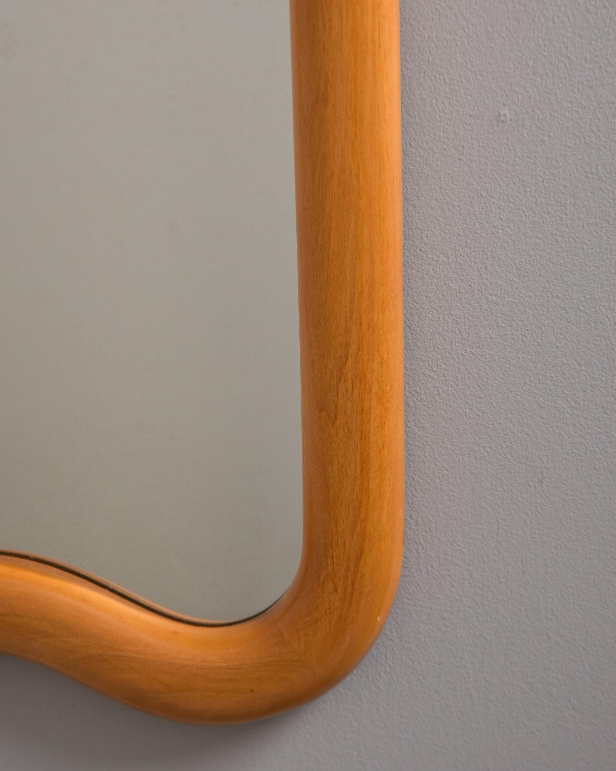 Miroir italien du milieu du siècle avec cadre en bois biomorphique Bon état - En vente à Troy, MI