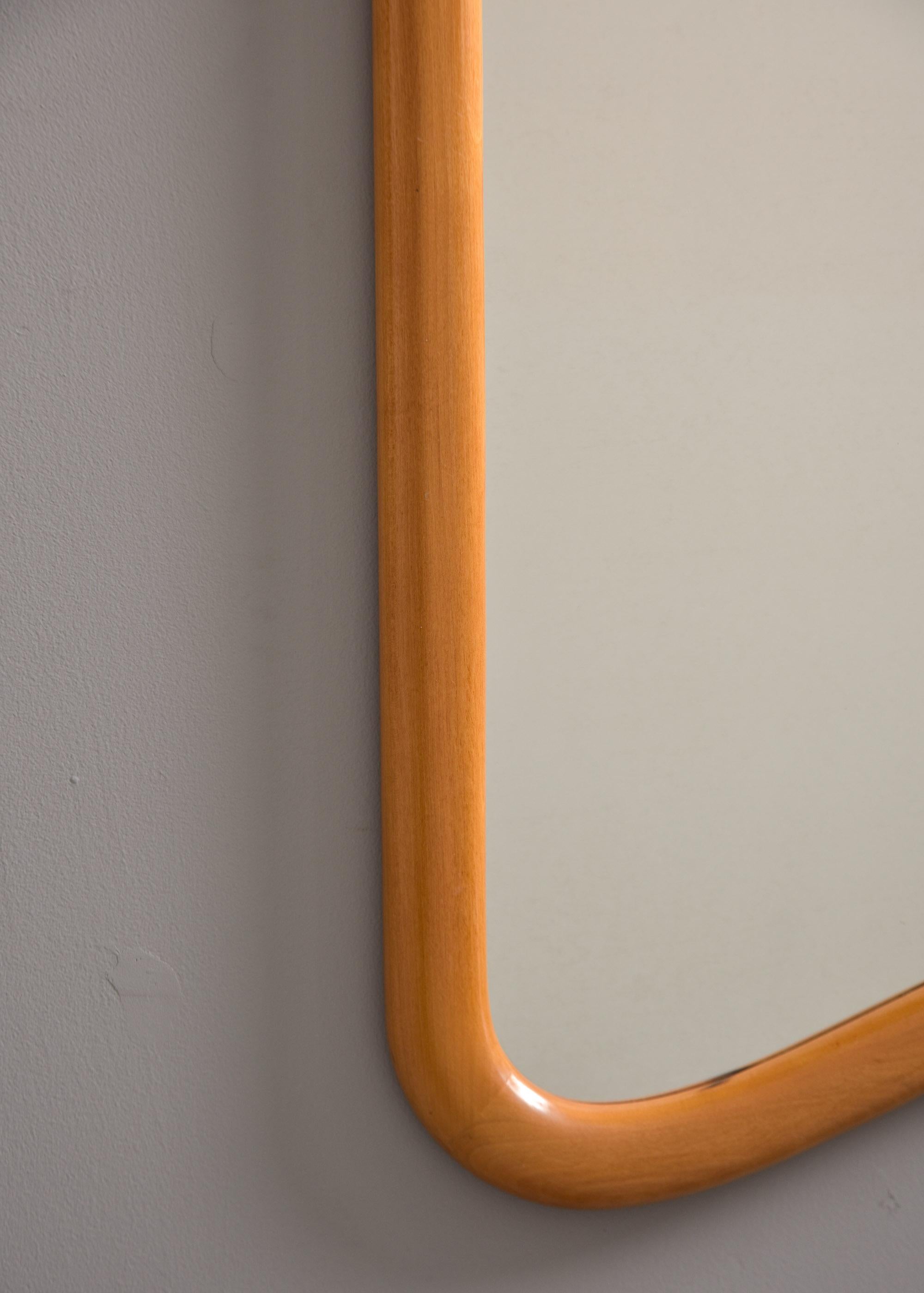 20ième siècle Miroir italien du milieu du siècle avec cadre en bois biomorphique en vente