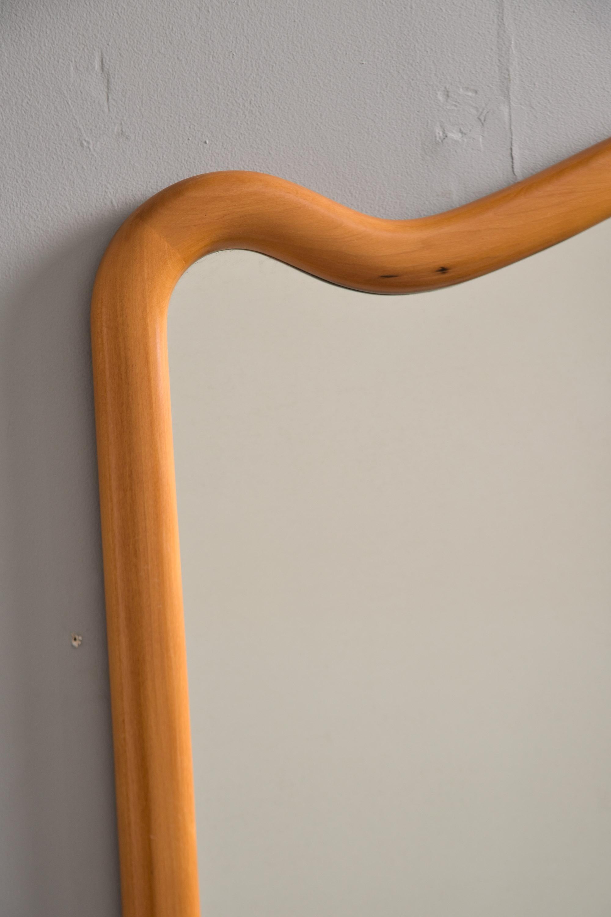 Miroir italien du milieu du siècle avec cadre en bois biomorphique en vente 1