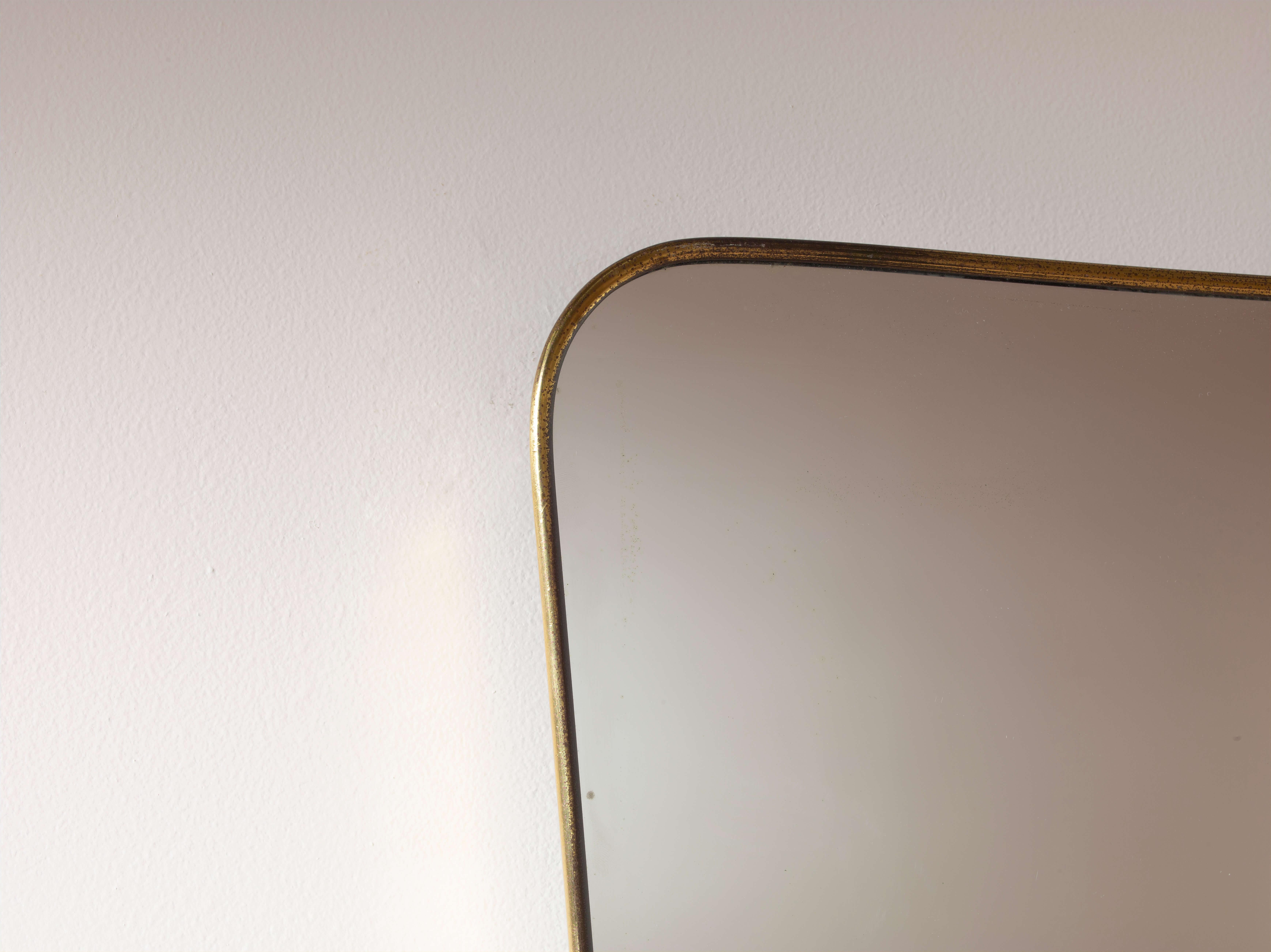 Metà XX secolo Specchio italiano di metà secolo con cornice in ottone, artigianato italiano, inizio anni '60 in vendita