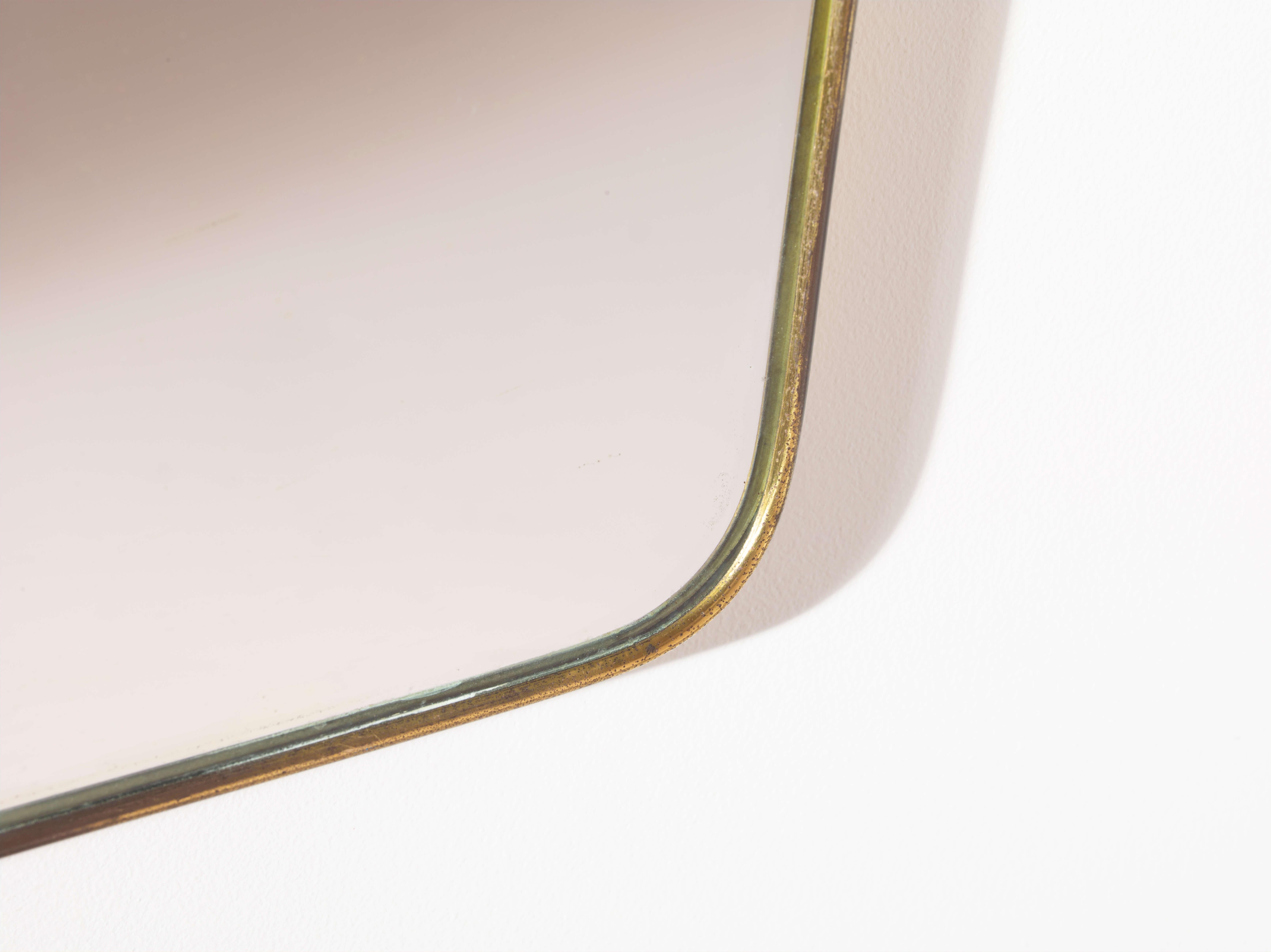 Specchio italiano di metà secolo con cornice in ottone, artigianato italiano, inizio anni '60 in vendita 1