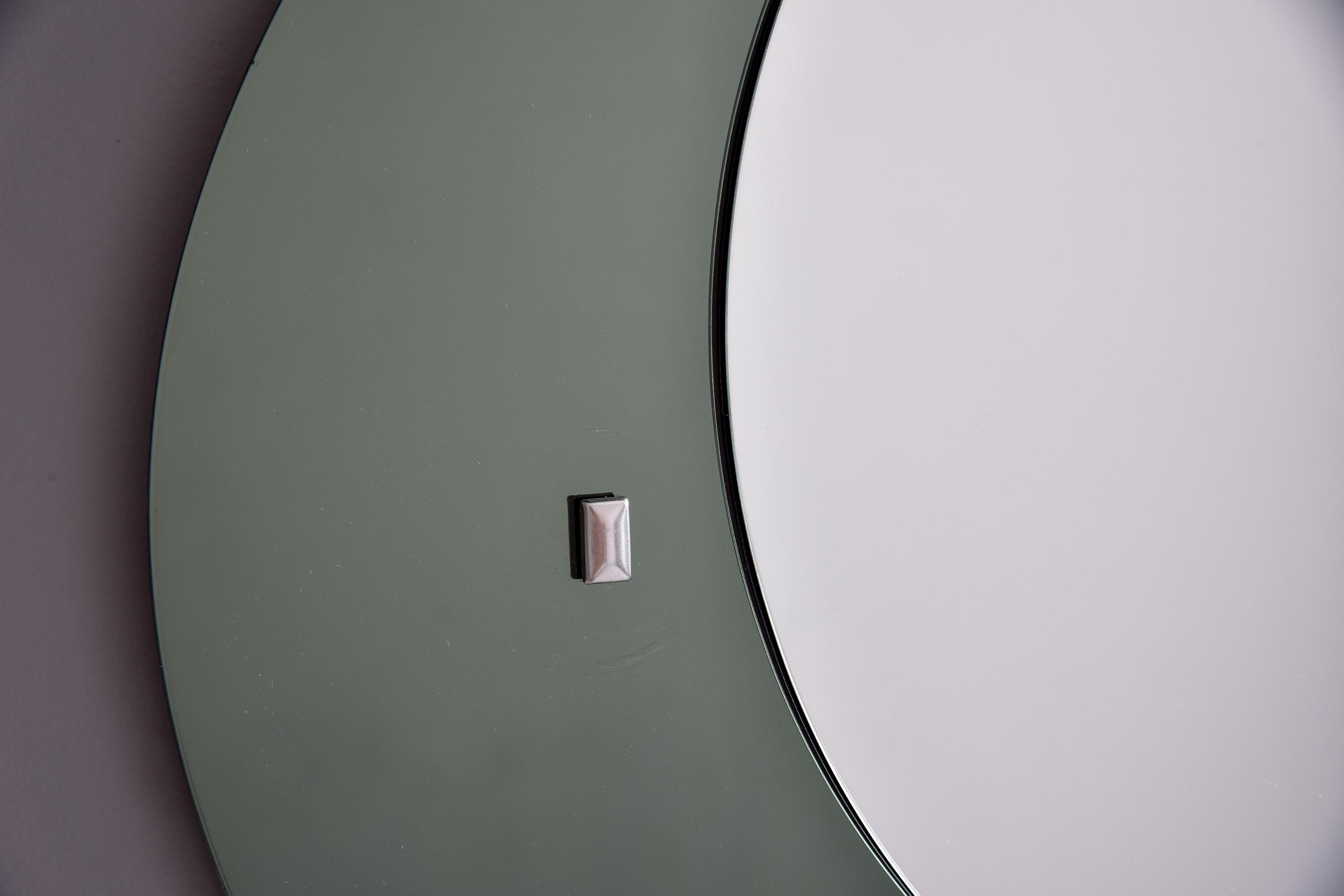 Italienischer Spiegel aus der Mitte des Jahrhunderts mit grauem Glasrahmen im Stil von Fontana Arte (Moderne der Mitte des Jahrhunderts) im Angebot