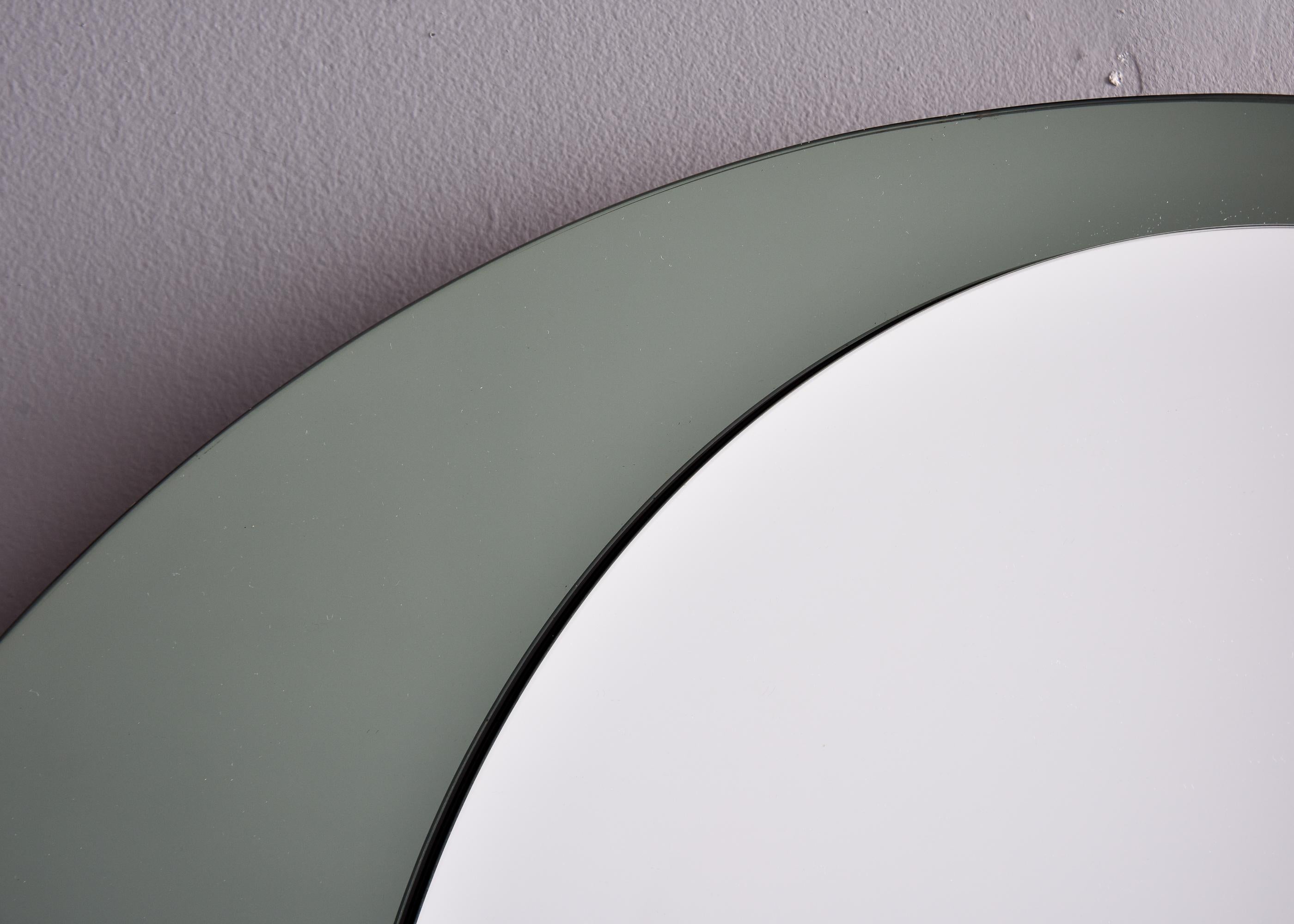 Italienischer Spiegel aus der Mitte des Jahrhunderts mit grauem Glasrahmen im Stil von Fontana Arte im Zustand „Gut“ im Angebot in Troy, MI