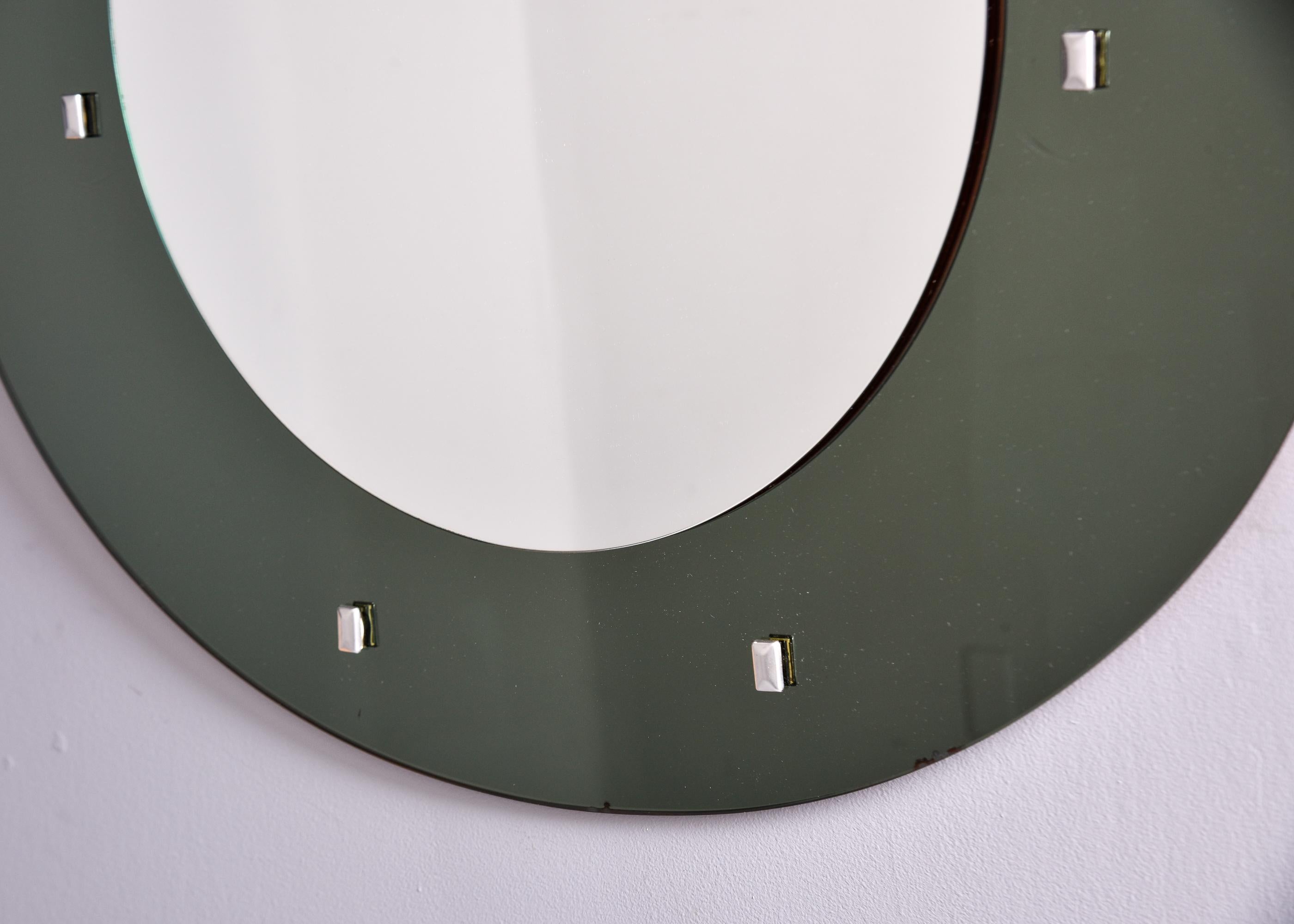 Italienischer Spiegel aus der Mitte des Jahrhunderts mit grauem Glasrahmen im Stil von Fontana Arte im Angebot 1