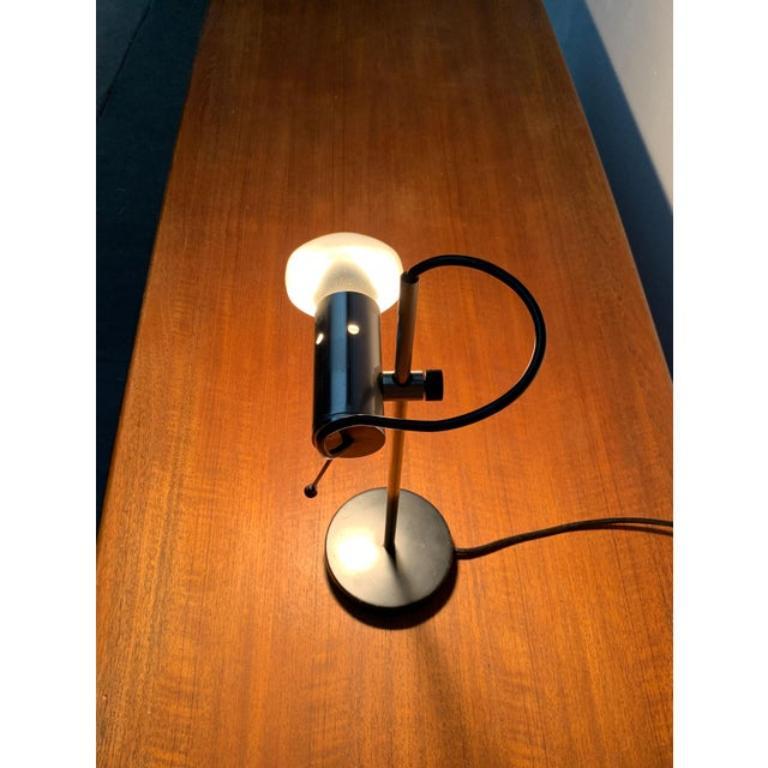 Un raro diseño clásico de oluce según un diseño de tito agnoli de los años 50.

Un diseño minimalista de los años 50 muy adelantado a su tiempo. El cabezal de la luz consiste en un simple cilindro metálico. La parte trasera del cilindro está