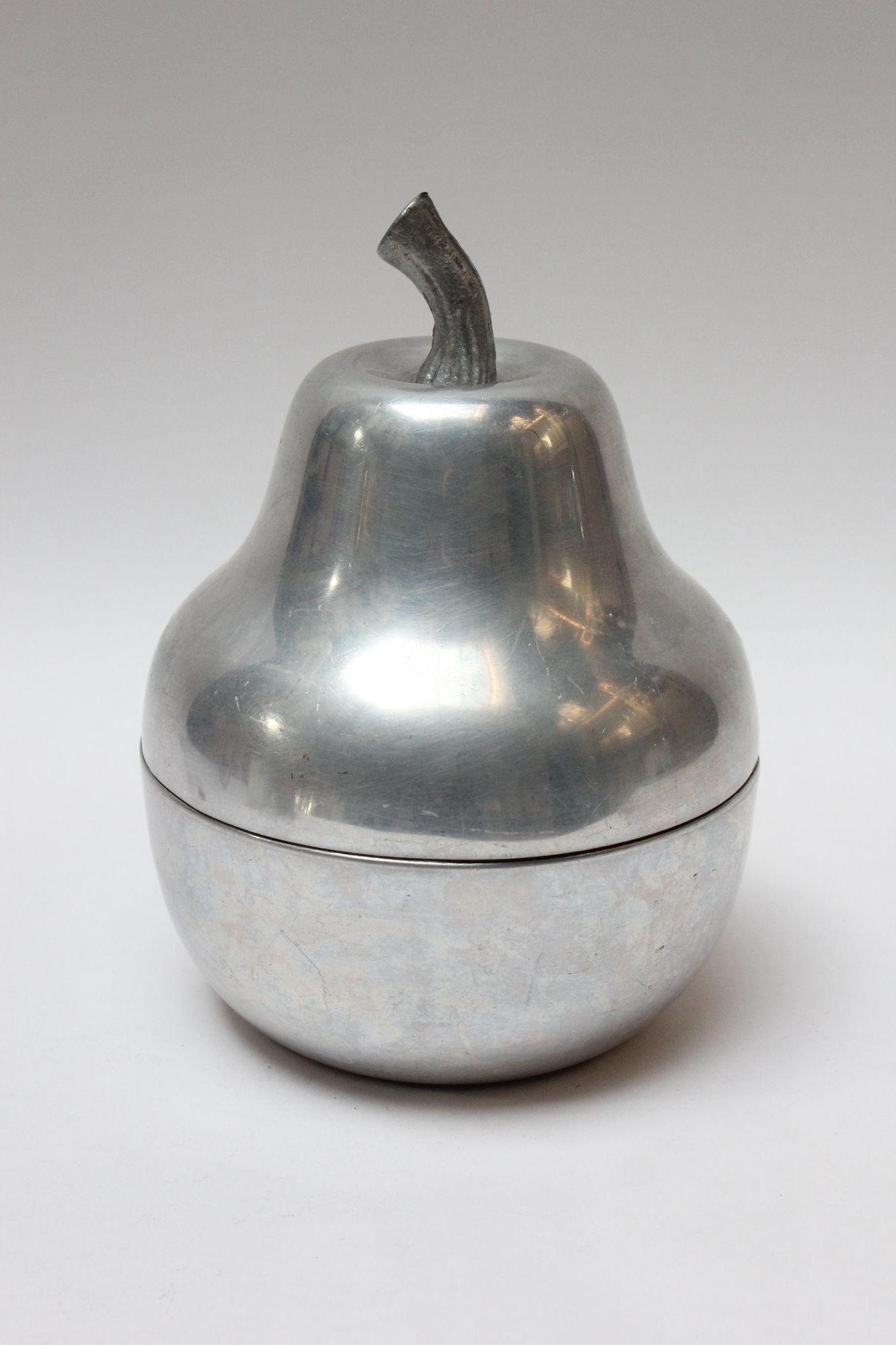 Mid-Century Italian Modern aluminum 'pear-form' ice bucket with white plastic insulated bucket (ca. late 1960s/early 1970s, Italy). 
Features a textured, sculptural stem decoration that serves as the handle for removing the top. 
Measures: height: