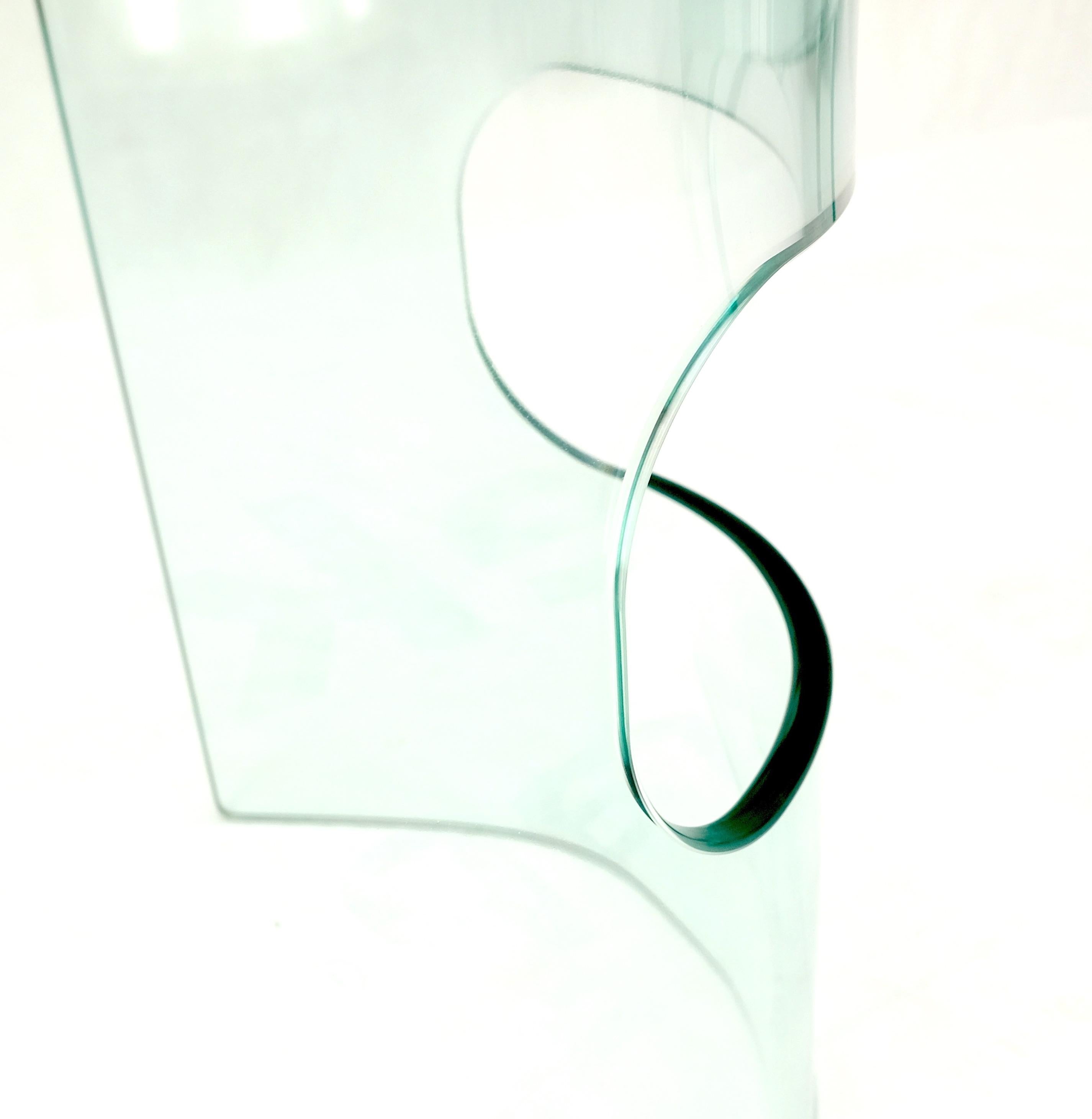 Table d'appoint italienne moderne du milieu du siècle dernier en forme de C avec base en verre en vente 8