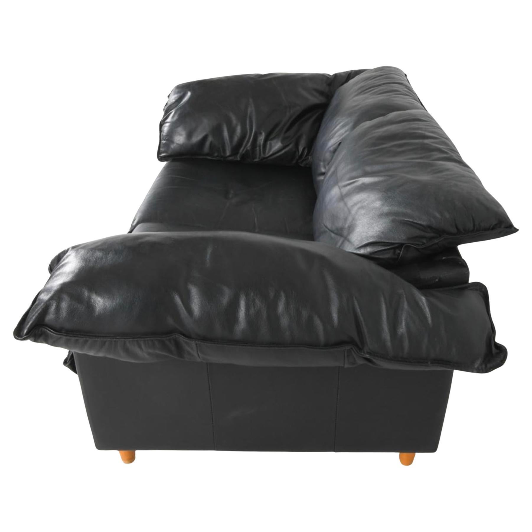 Postmoderno Divano moderno di metà secolo in pelle nera con braccio a cuscino Loveseat Italia in vendita