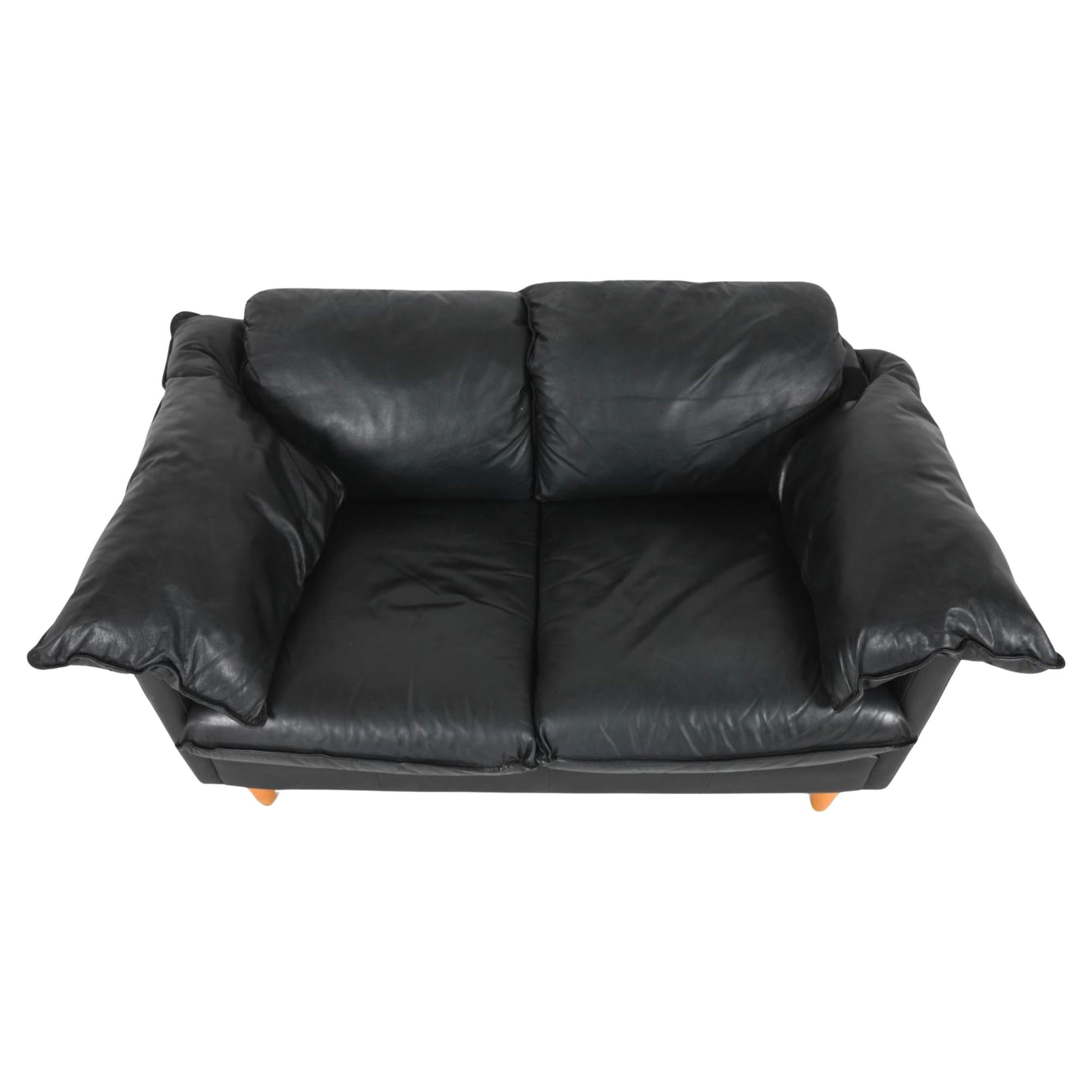 Italiano Divano moderno di metà secolo in pelle nera con braccio a cuscino Loveseat Italia in vendita