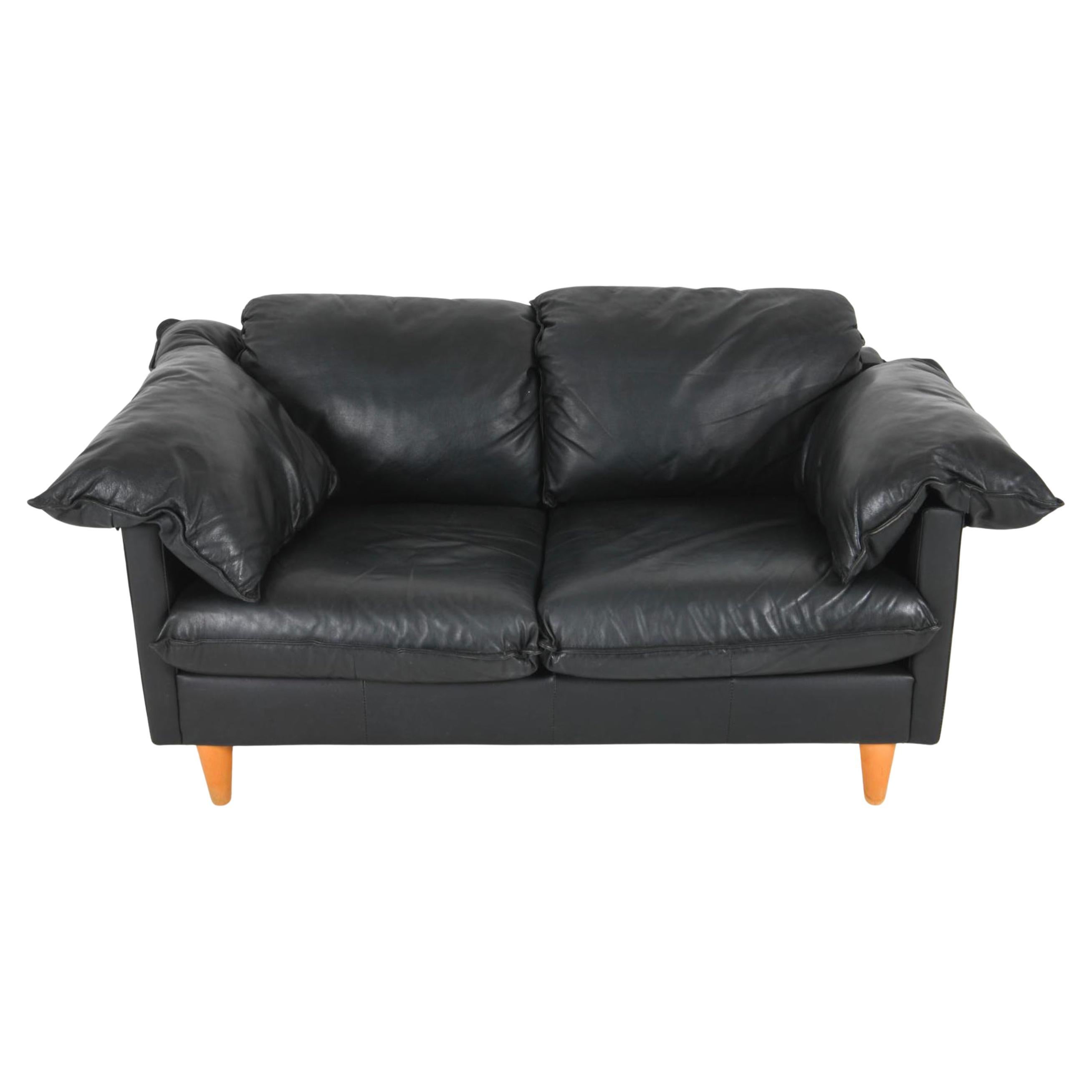 Falegnameria Divano moderno di metà secolo in pelle nera con braccio a cuscino Loveseat Italia in vendita