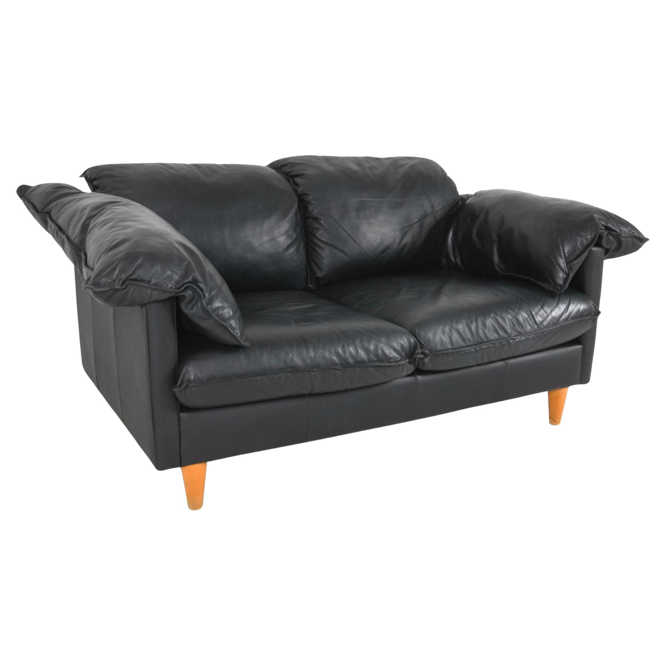 Divano moderno di metà secolo in pelle nera con braccio a cuscino Loveseat Italia In condizioni buone in vendita a Brooklyn, NY