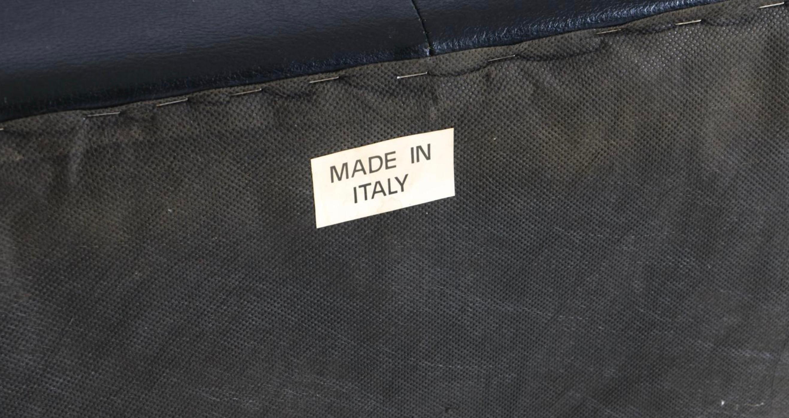 Fine XX secolo Divano moderno di metà secolo in pelle nera con braccio a cuscino Loveseat Italia in vendita