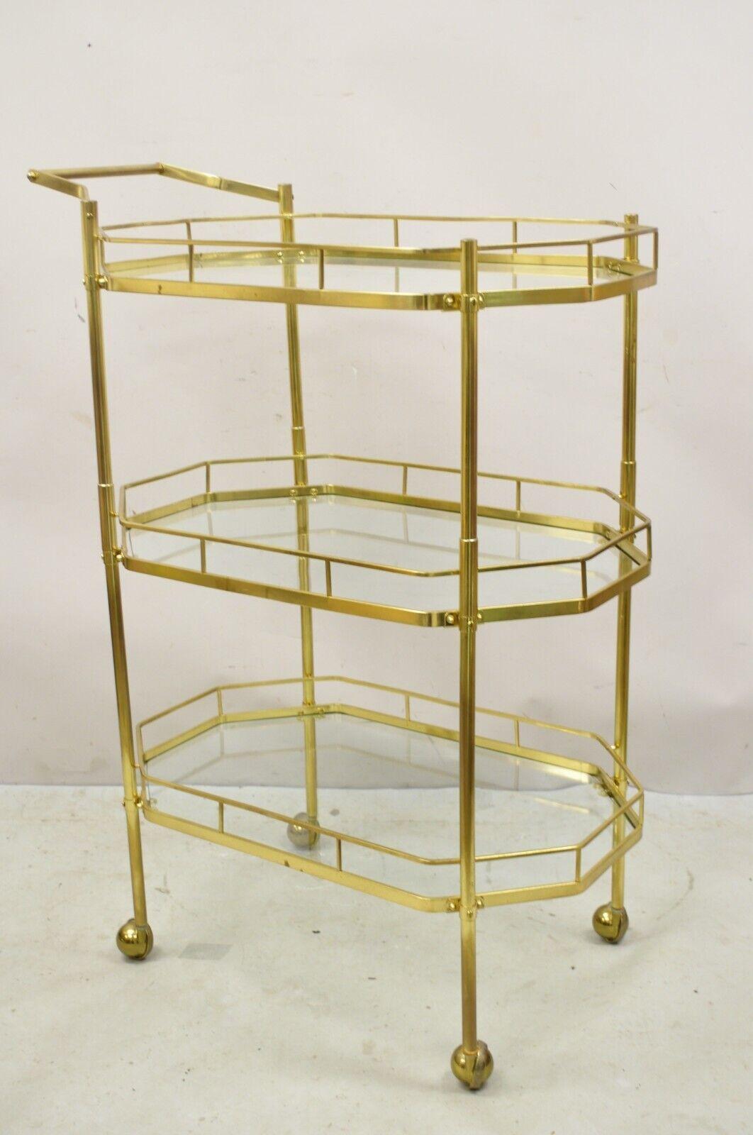 Mid Century Italian Modern Brass and Glass 3 Tier Rolling Bar Cart Serving Table. Der Artikel verfügt über eine  sehr seltenes 3-stufiges Gestell, rollende Rollen, großer Stil und Form. Circa Mitte des 20. Jahrhunderts. Abmessungen: 46