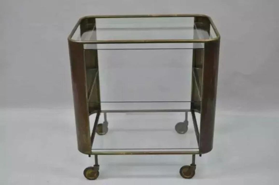 Vintage Mid Century Italian Modern Bronze & Glass Modernist Bar Cart Tea Trolley Server. L'article est doté d'un cadre en bronze antique/brûlé, de trois étagères flottantes en verre et de roulettes. Belle patine d'ancienneté du métal. Chariot de bar