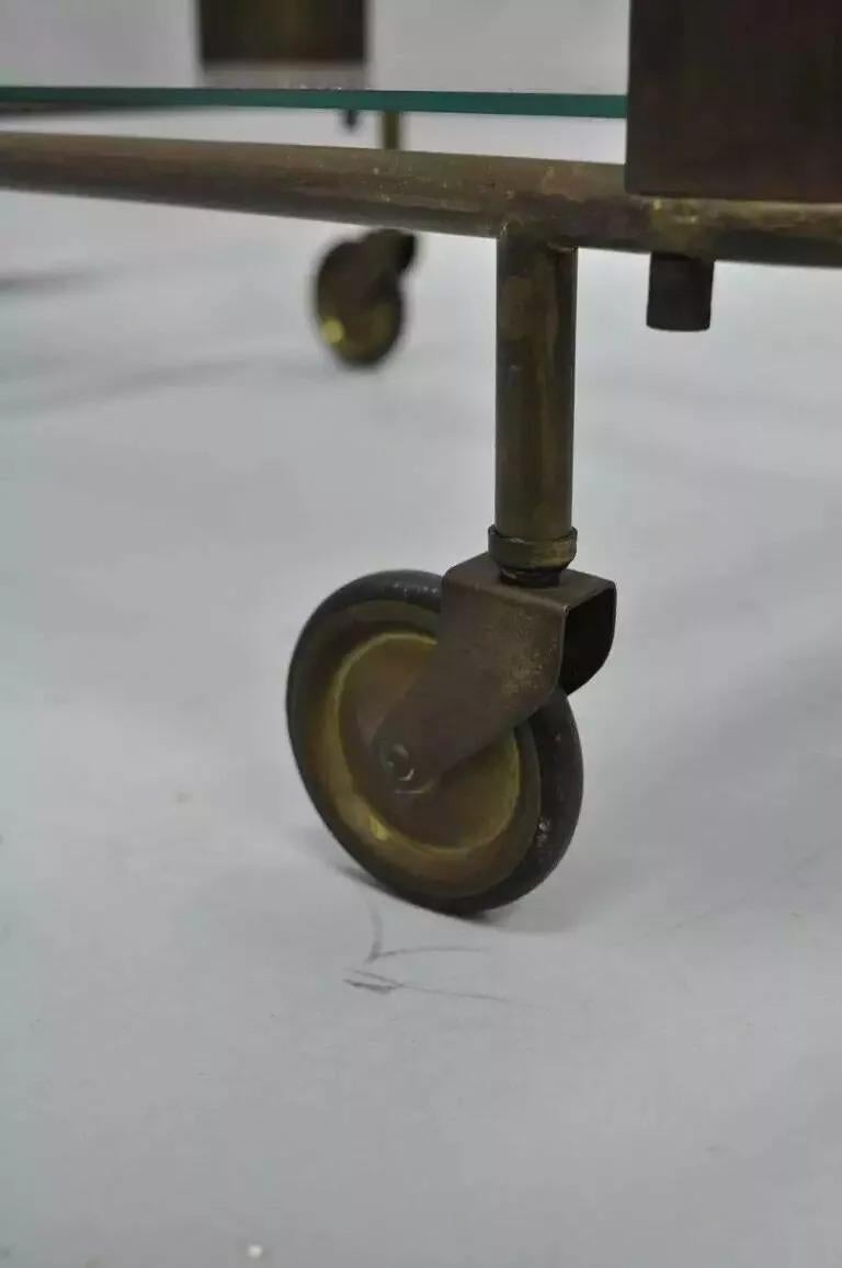 Laiton Chariot de bar et serveur de thé Modernity en bronze et verre du milieu du siècle dernier en vente